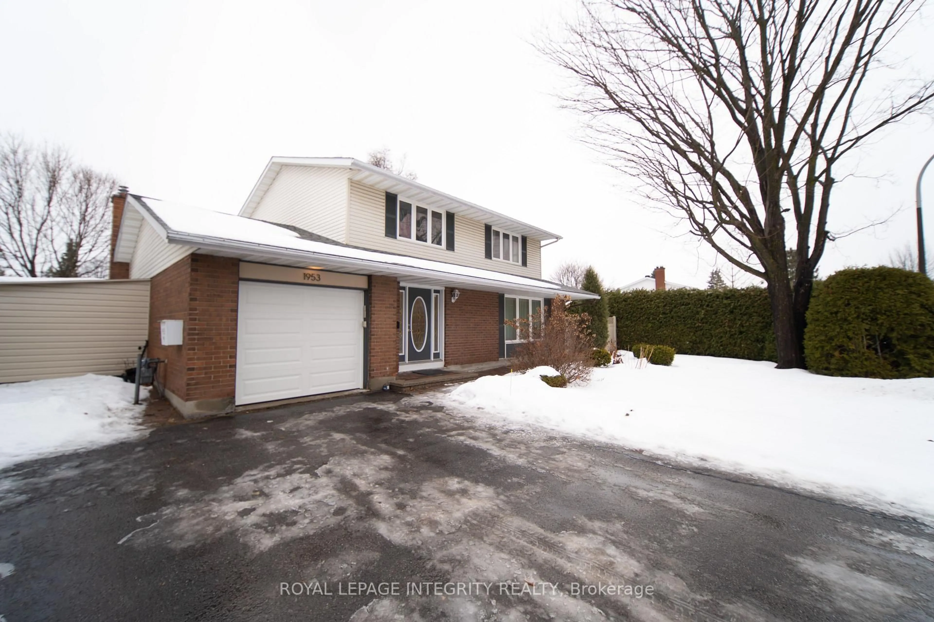 A pic from outside/outdoor area/front of a property/back of a property/a pic from drone, street for 1953 MARQUIS Ave, Ottawa Ontario K1J 8J3