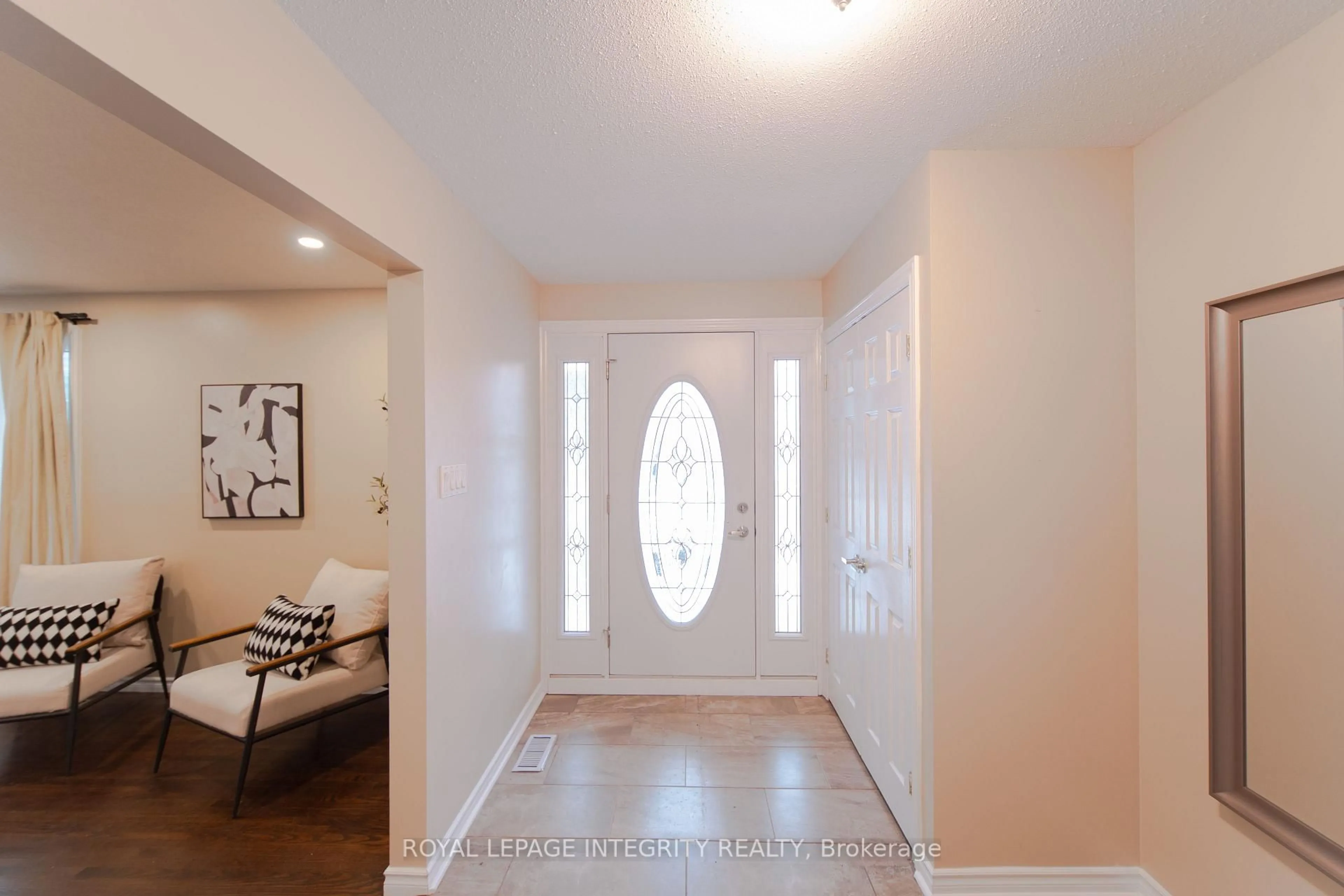 Indoor entryway for 1953 MARQUIS Ave, Ottawa Ontario K1J 8J3