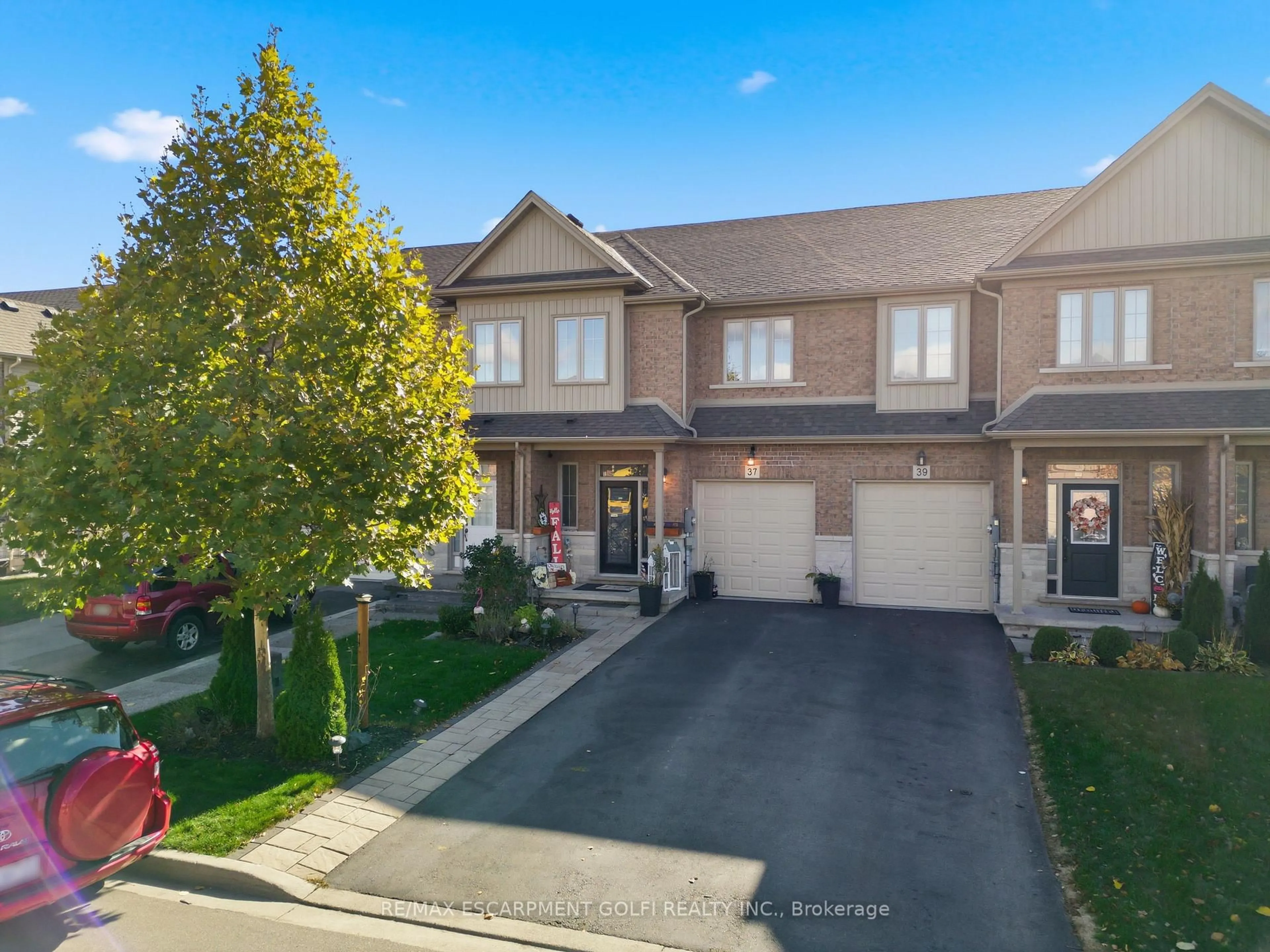 A pic from outside/outdoor area/front of a property/back of a property/a pic from drone, street for 37 FAIRGROUNDS Dr, Hamilton Ontario L0R 1C0