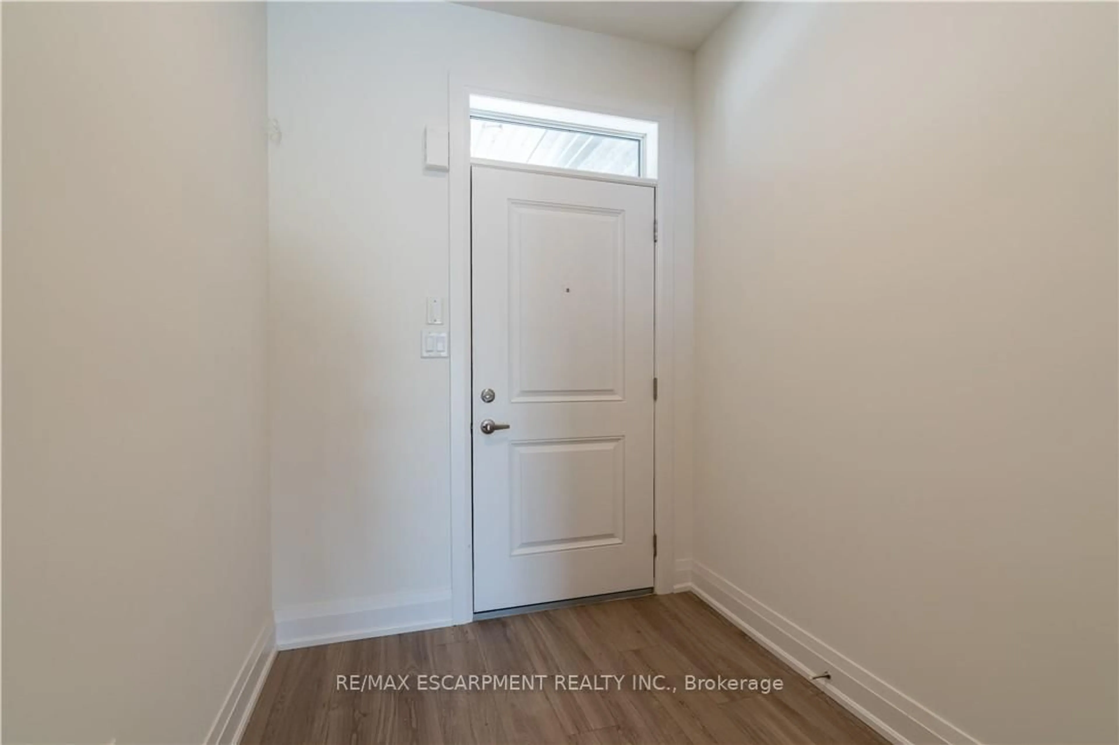 Indoor entryway for 15 Raspberry Lane, Hamilton Ontario L0R 1W0