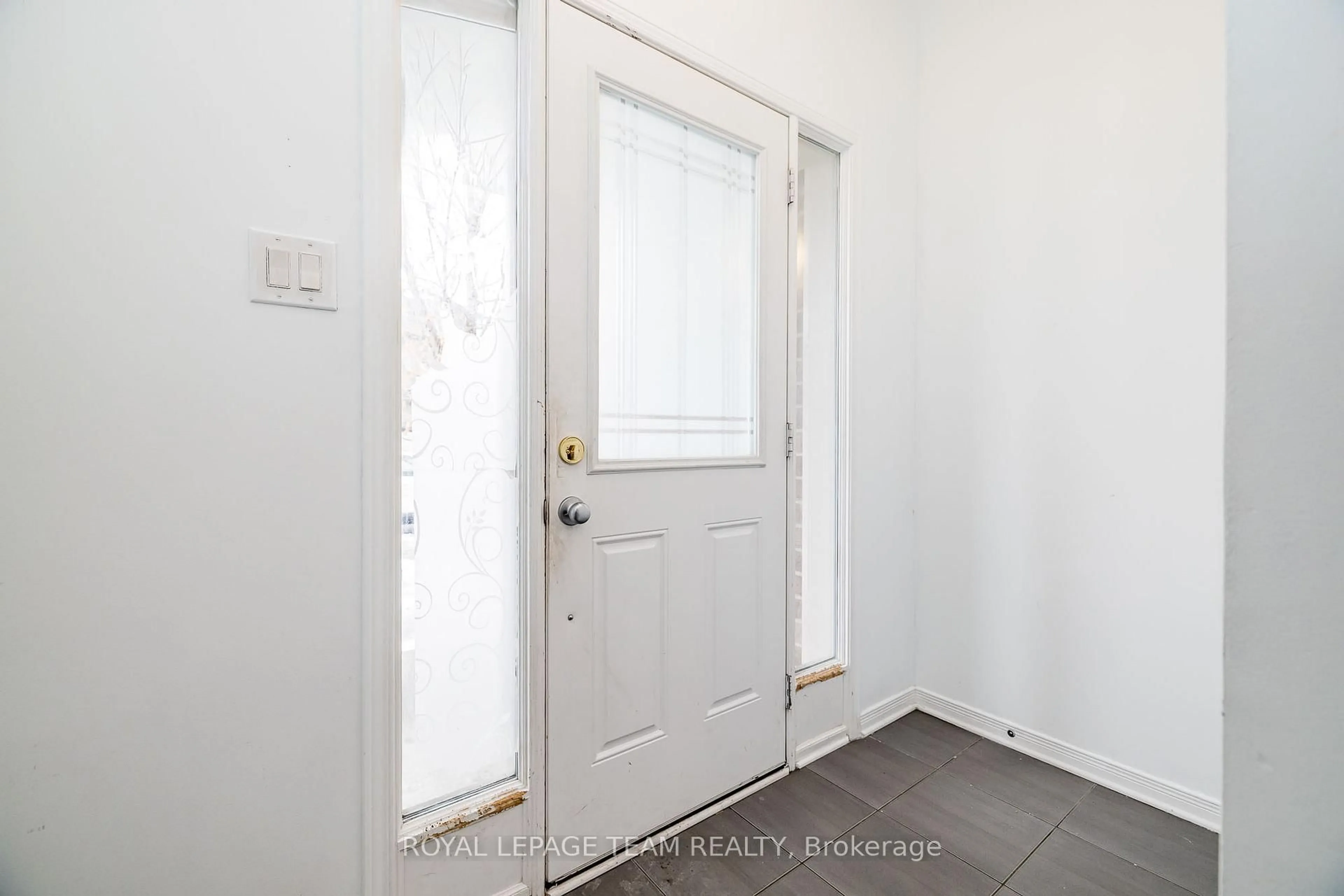 Indoor entryway for 604 Via Campanale Ave, Nepean Ontario K2J 4X1