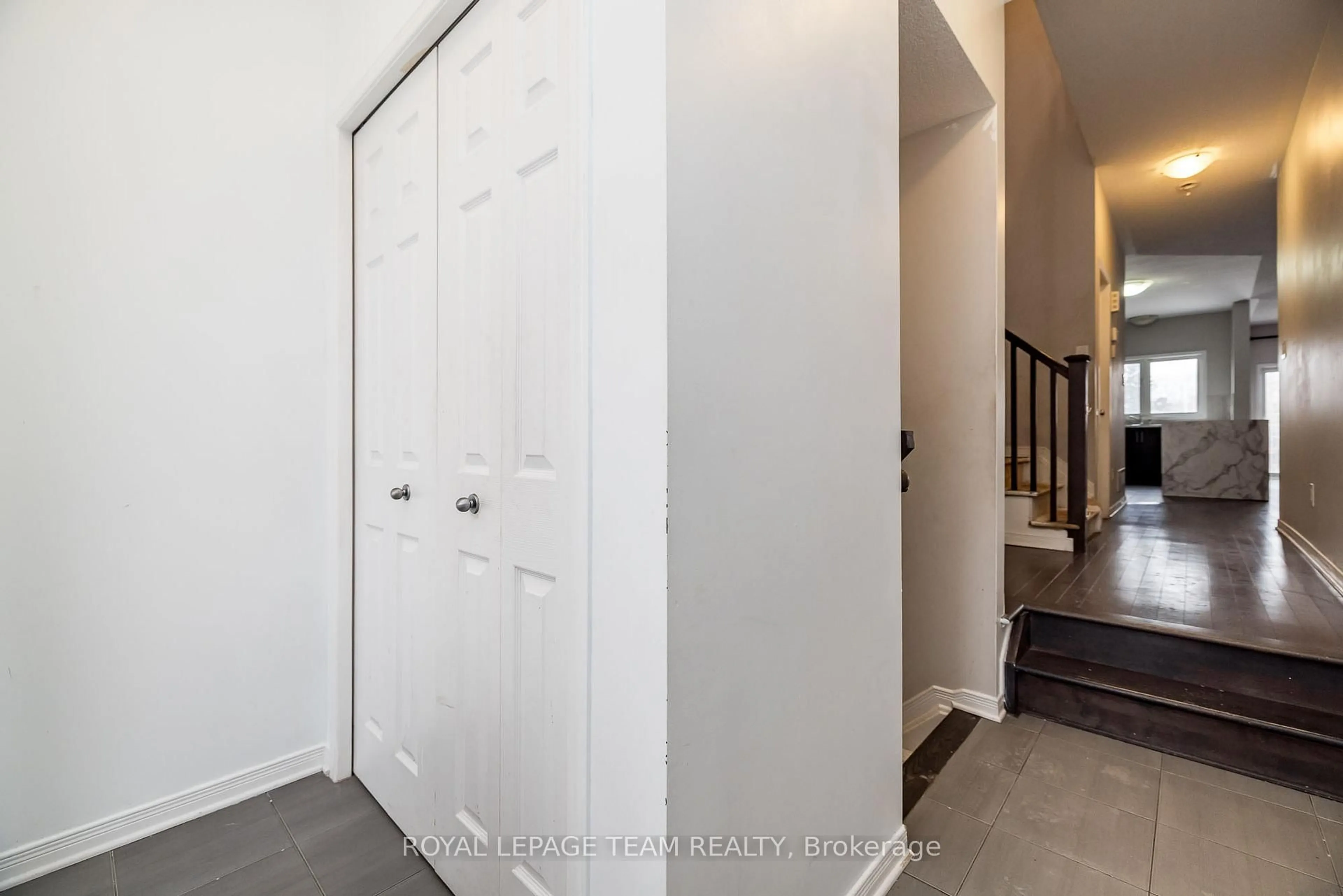 Indoor entryway for 604 Via Campanale Ave, Nepean Ontario K2J 4X1