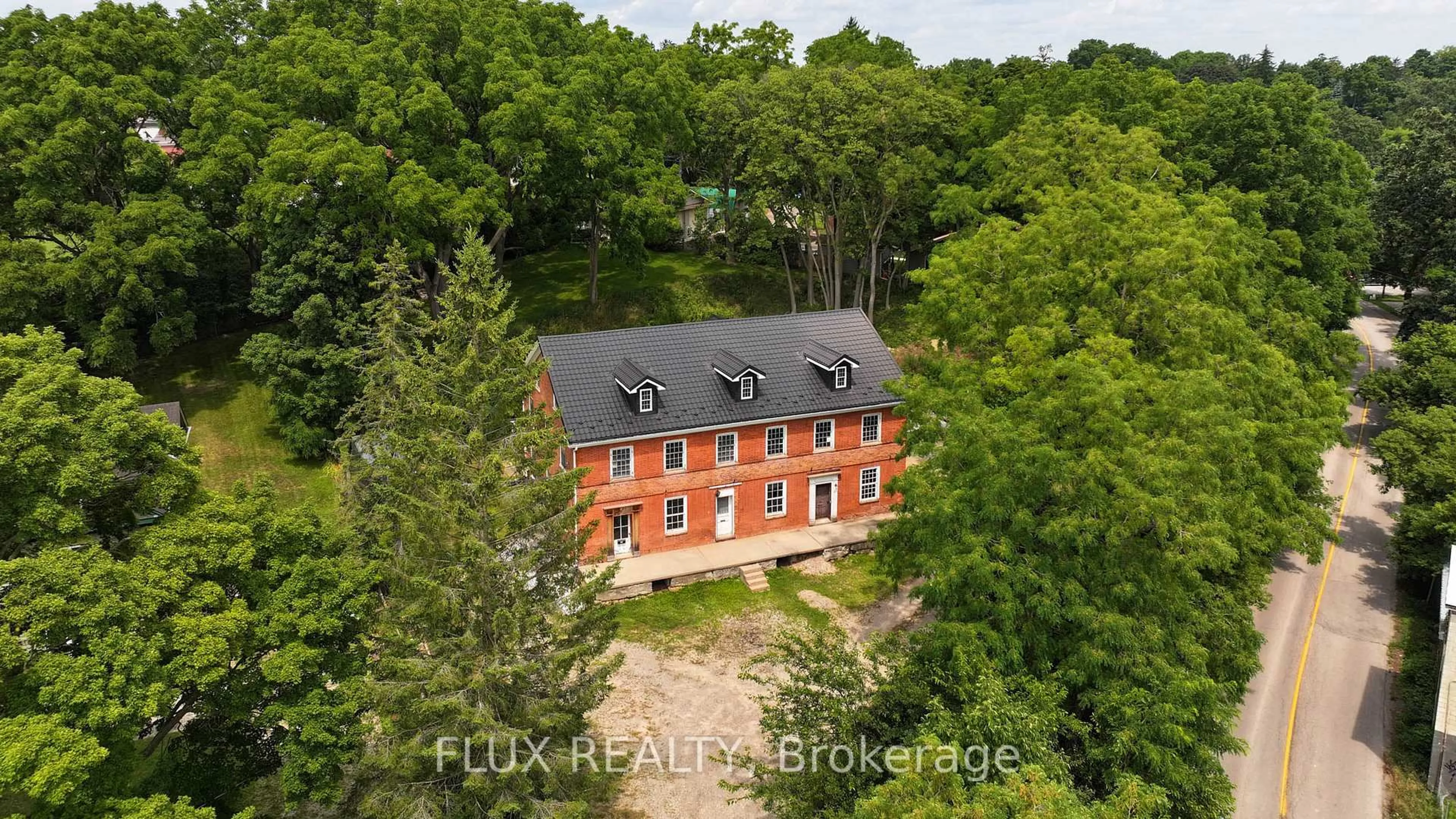 A pic from outside/outdoor area/front of a property/back of a property/a pic from drone, building for 38 Shirk Pl, Kitchener Ontario N2K 1R4