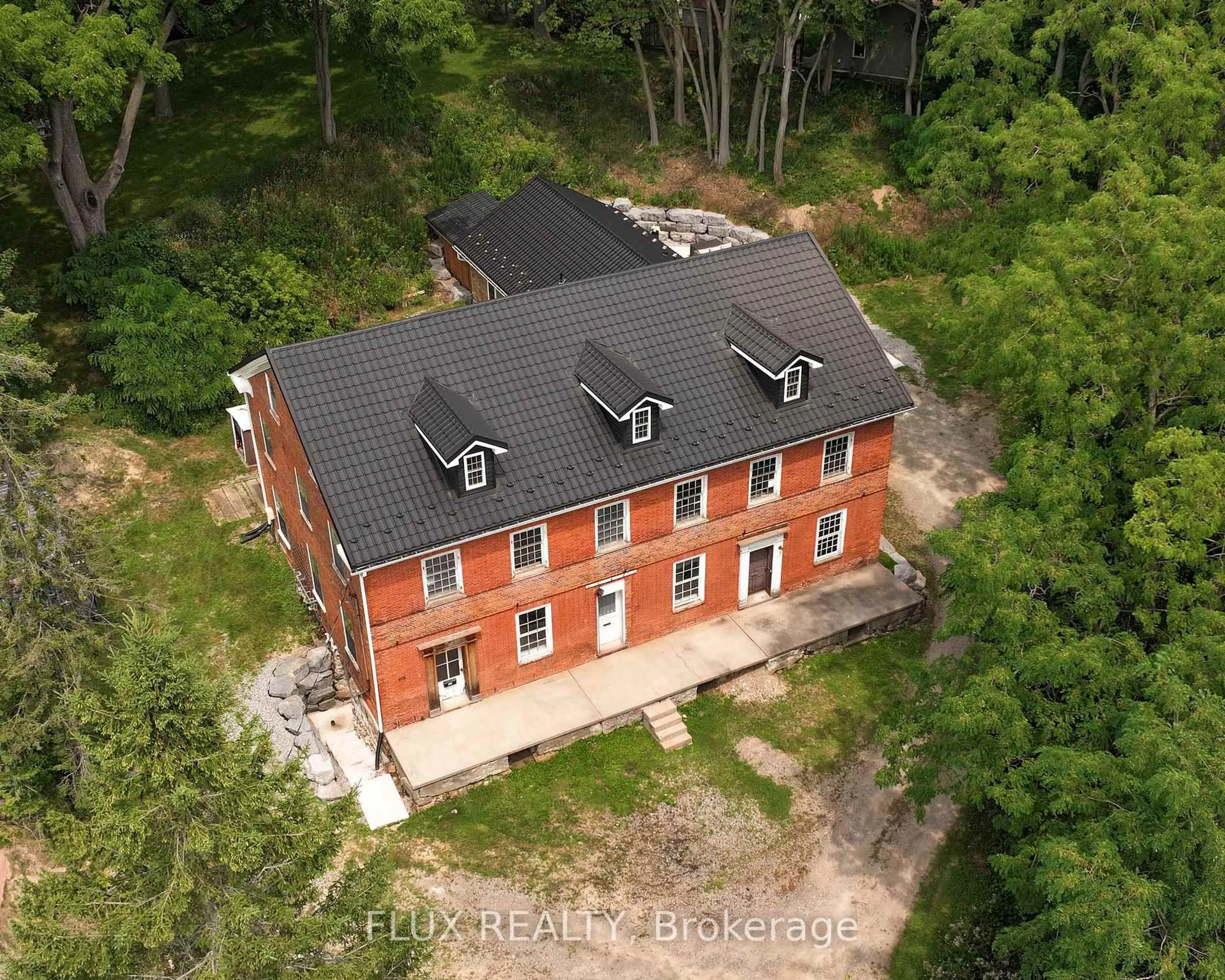 A pic from outside/outdoor area/front of a property/back of a property/a pic from drone, building for 38 Shirk Pl, Kitchener Ontario N2K 1R4
