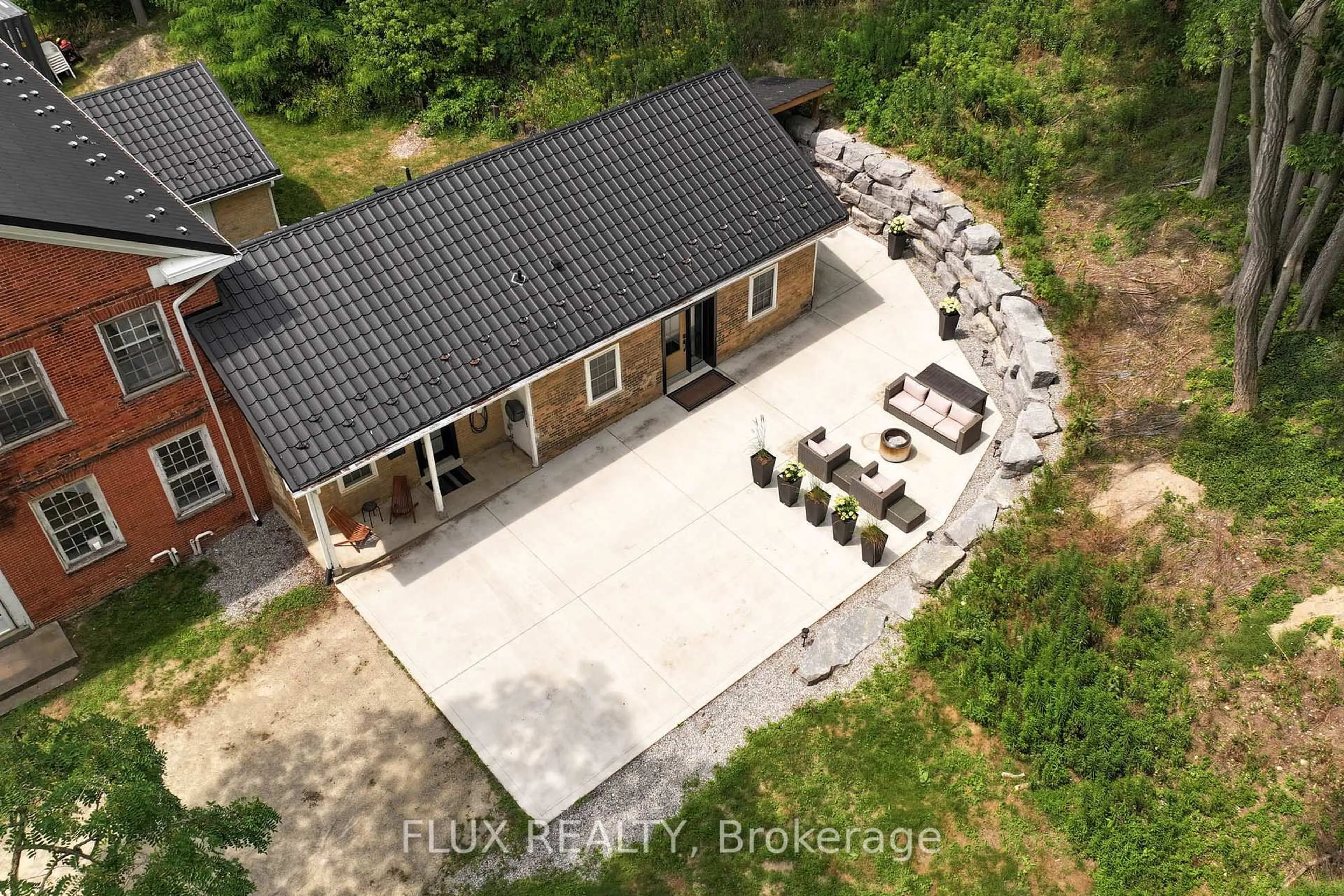 A pic from outside/outdoor area/front of a property/back of a property/a pic from drone, building for 38 Shirk Pl, Kitchener Ontario N2K 1R4