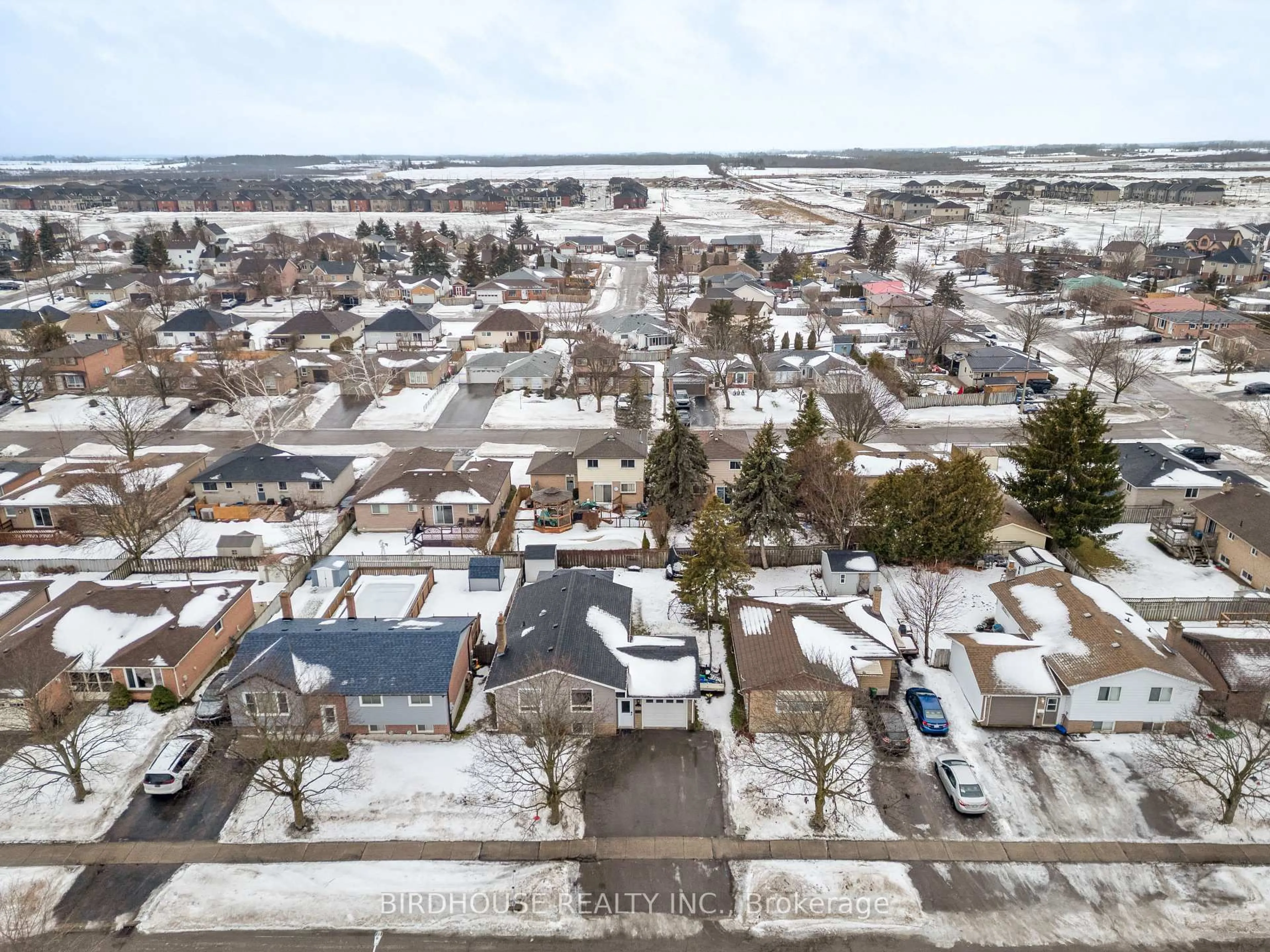 A pic from outside/outdoor area/front of a property/back of a property/a pic from drone, street for 7 Birch Crt, Kawartha Lakes Ontario K9V 5J3