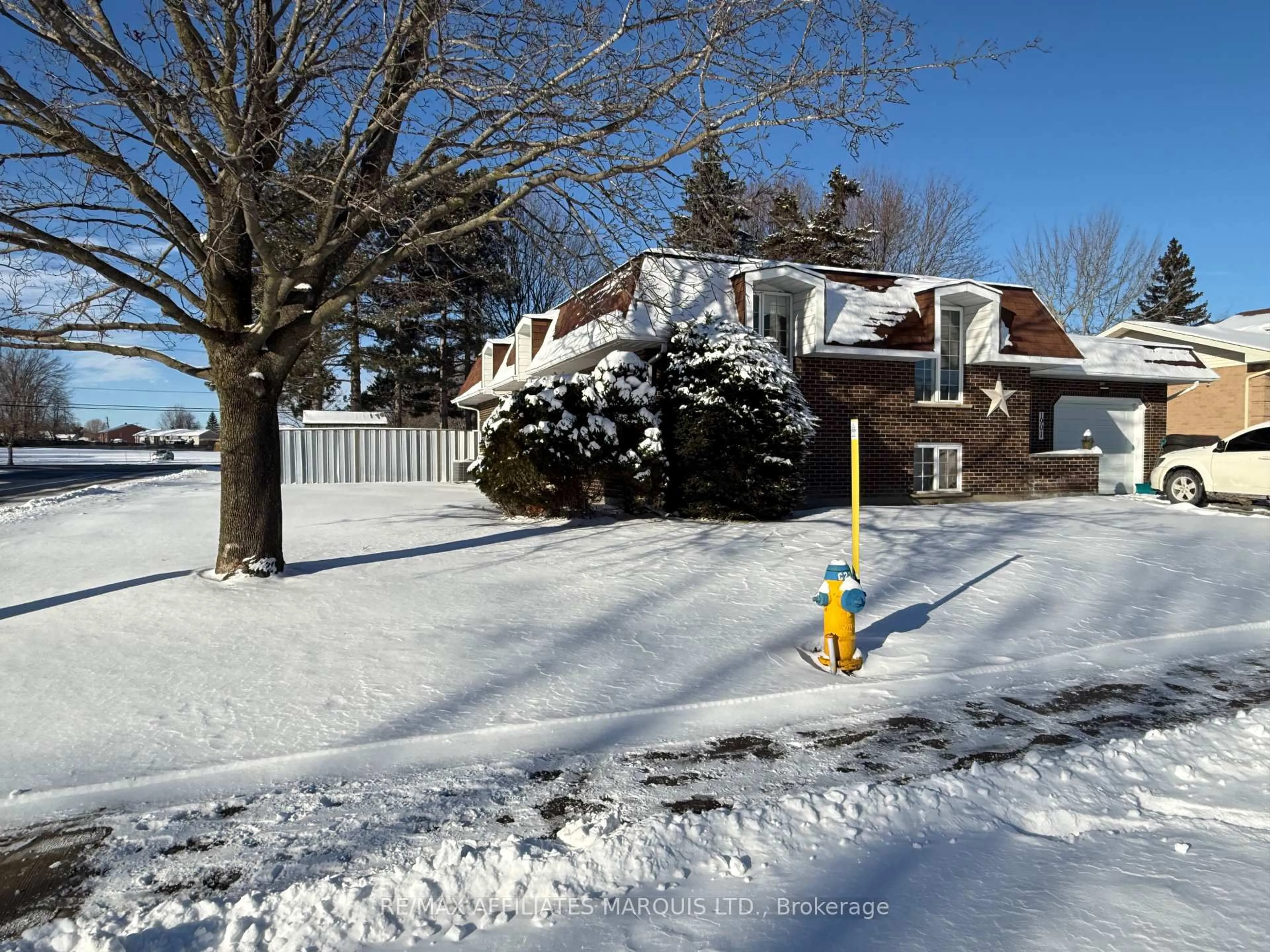 A pic from outside/outdoor area/front of a property/back of a property/a pic from drone, street for 1901 Concorde Ave, Cornwall Ontario K6H 6M3