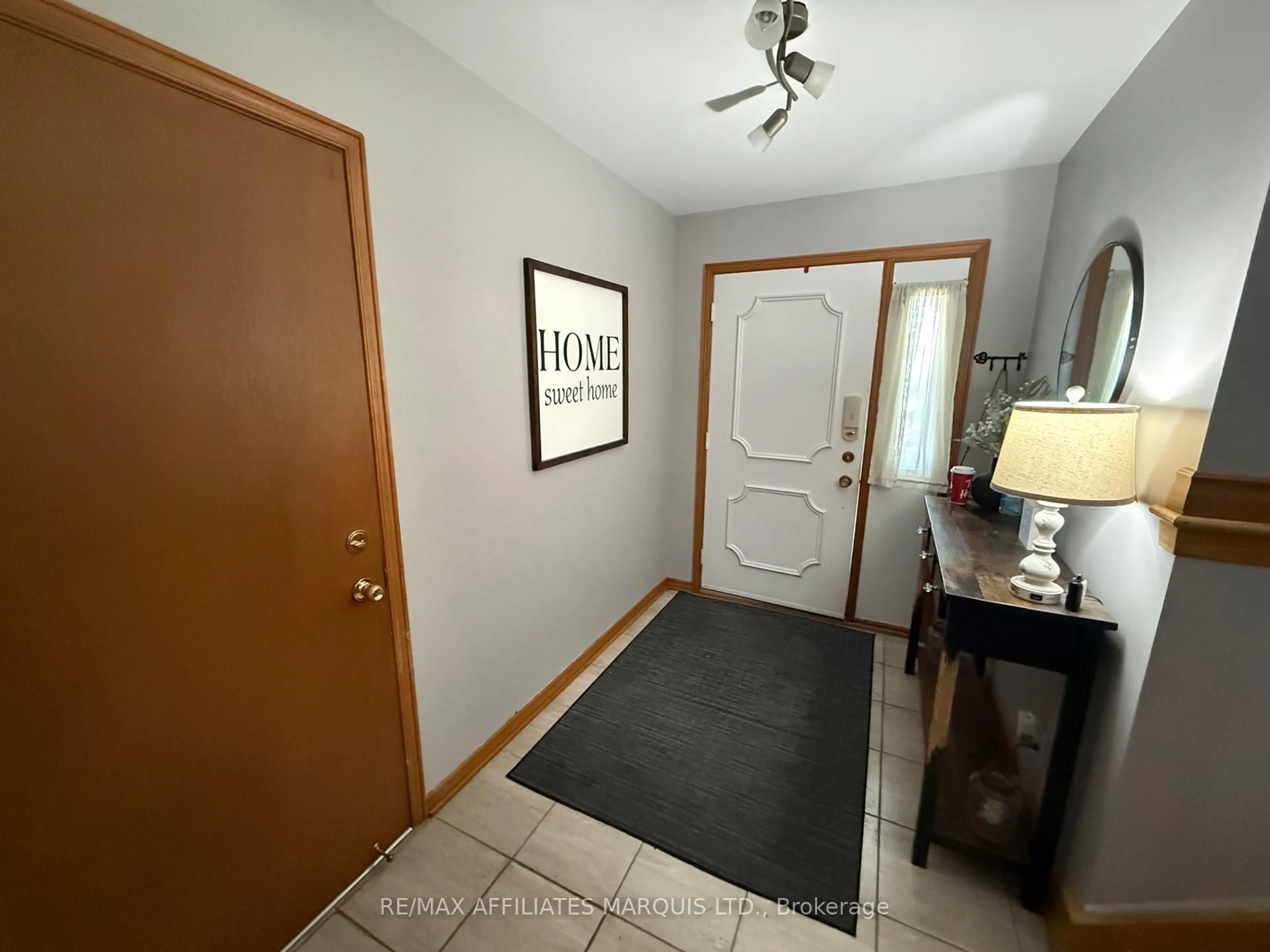 Indoor entryway for 1901 Concorde Ave, Cornwall Ontario K6H 6M3