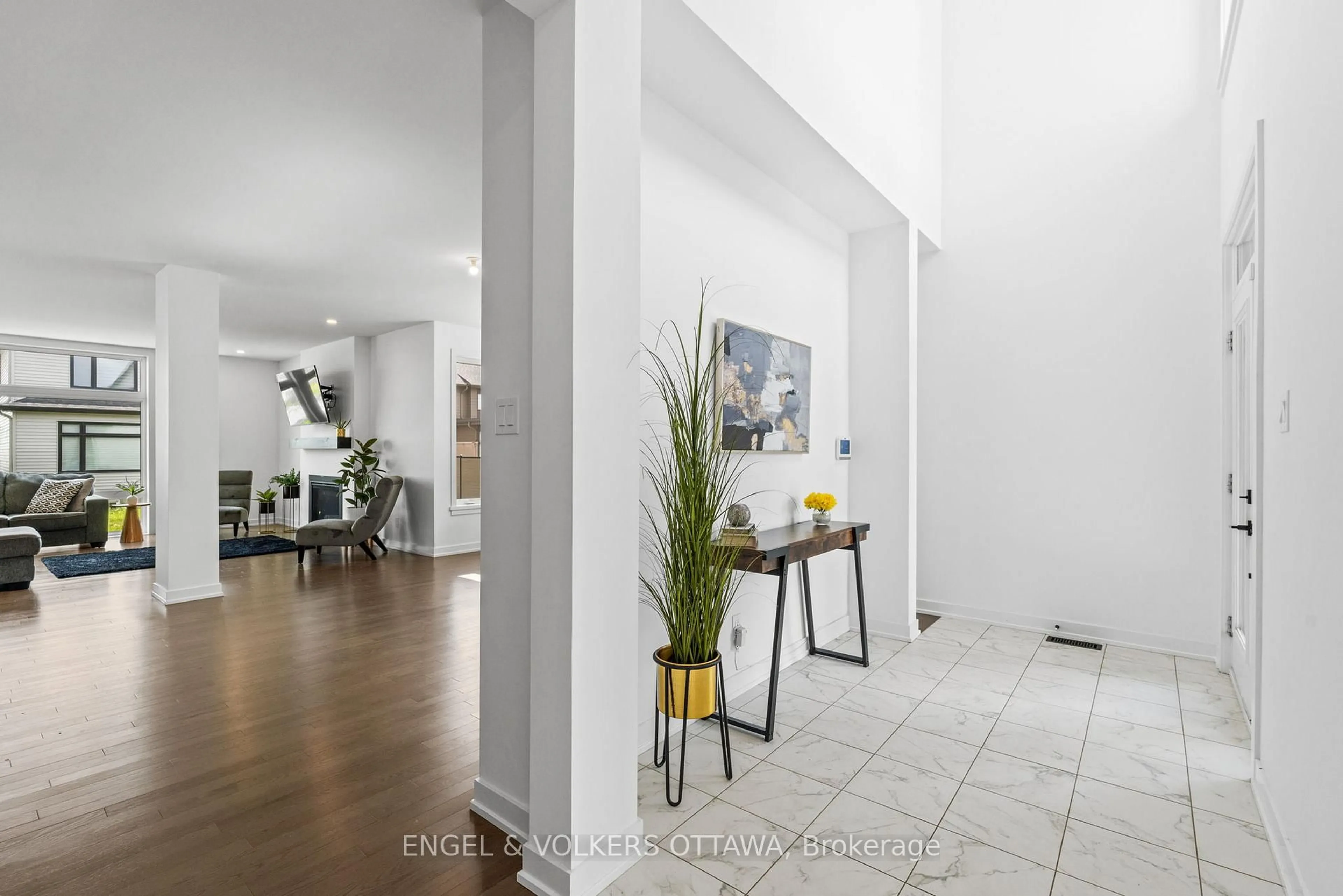 Indoor foyer for 117 Orchestra Way, Ottawa Ontario K4M 0R5