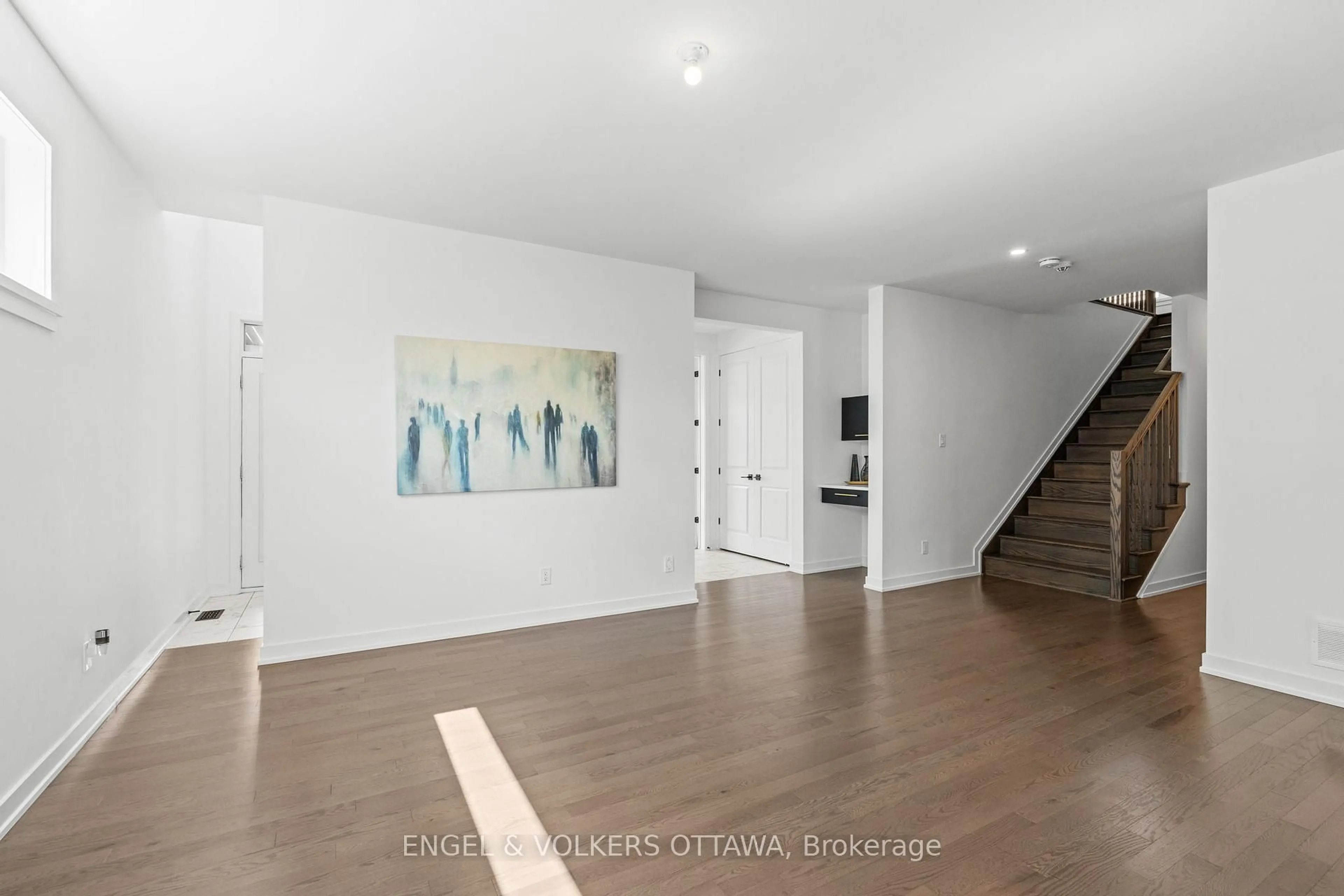 Indoor foyer for 117 Orchestra Way, Ottawa Ontario K4M 0R5