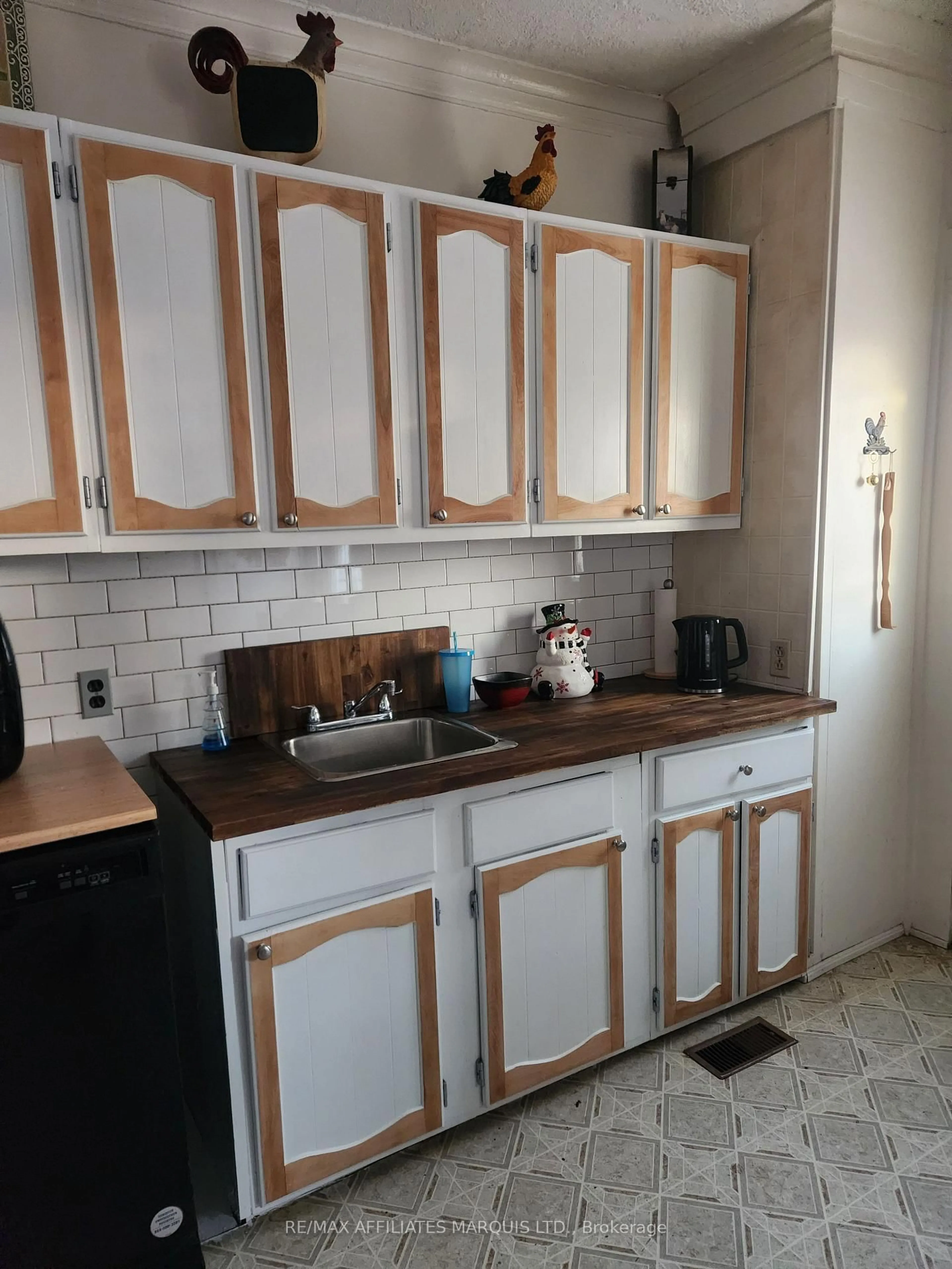 Standard kitchen, unknown for 39 Duncan St, Cornwall Ontario K6H 1H4