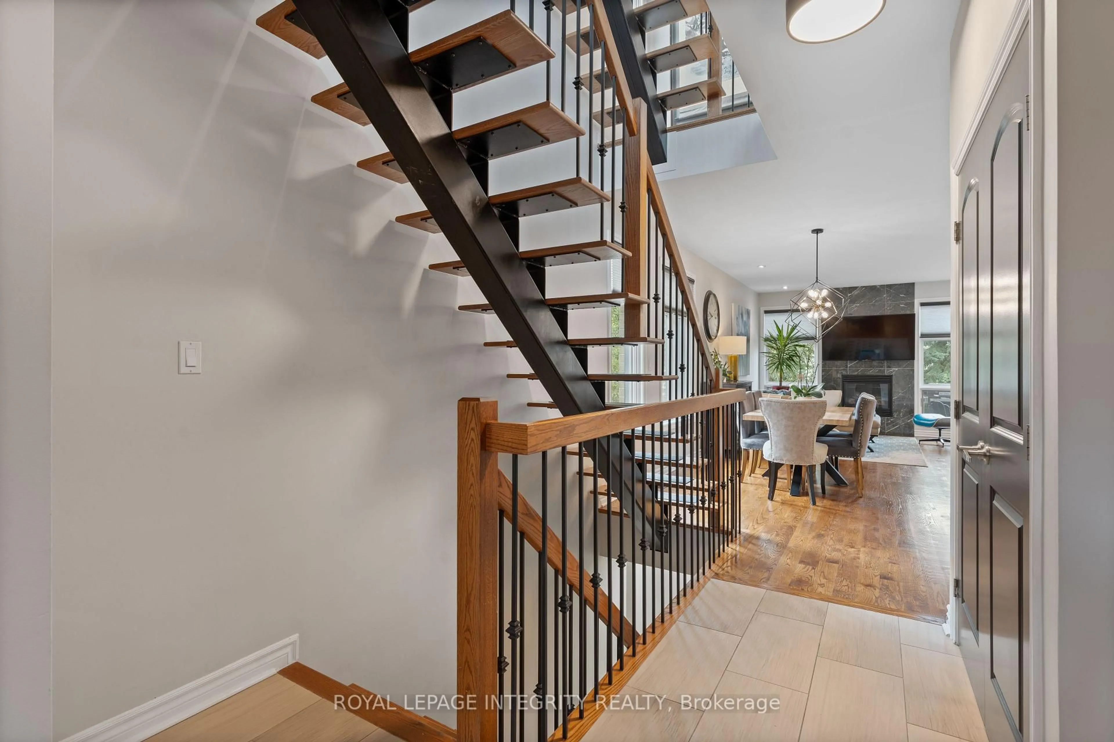 Stairs for 823 Petra Private, Ottawa Ontario K2T 0G3