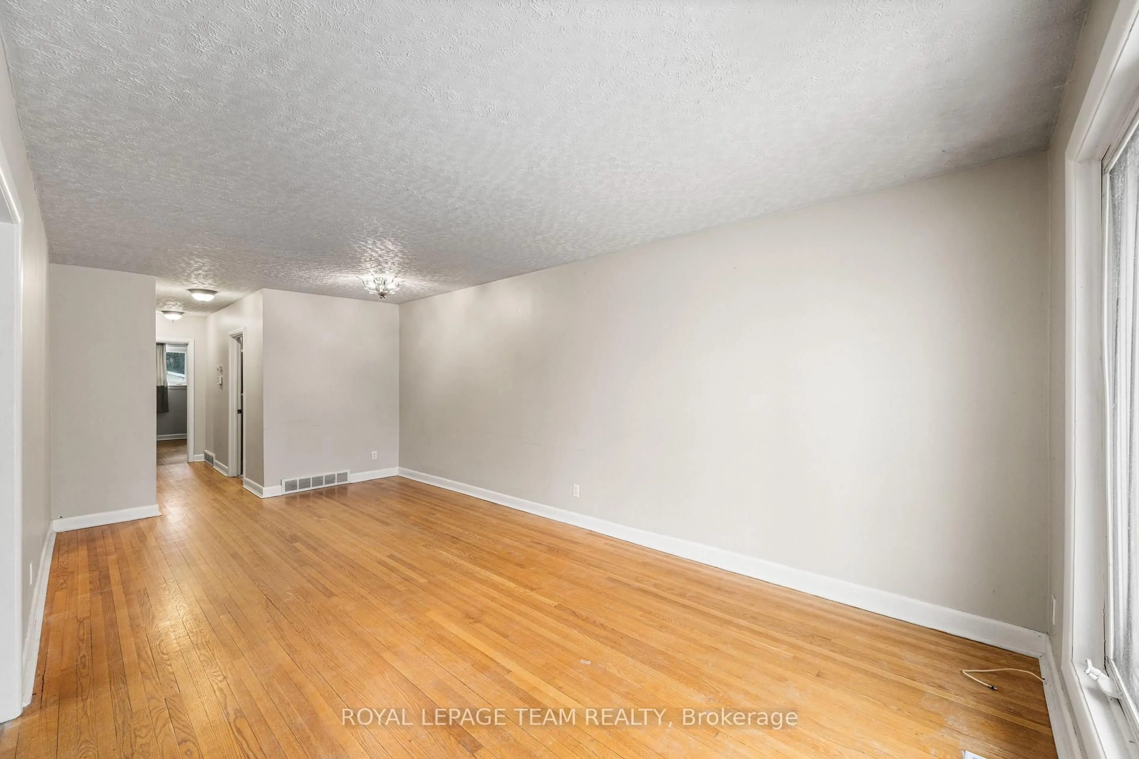 A pic of a room for 1938 Bromley Rd, Ottawa Ontario K2A 1C2