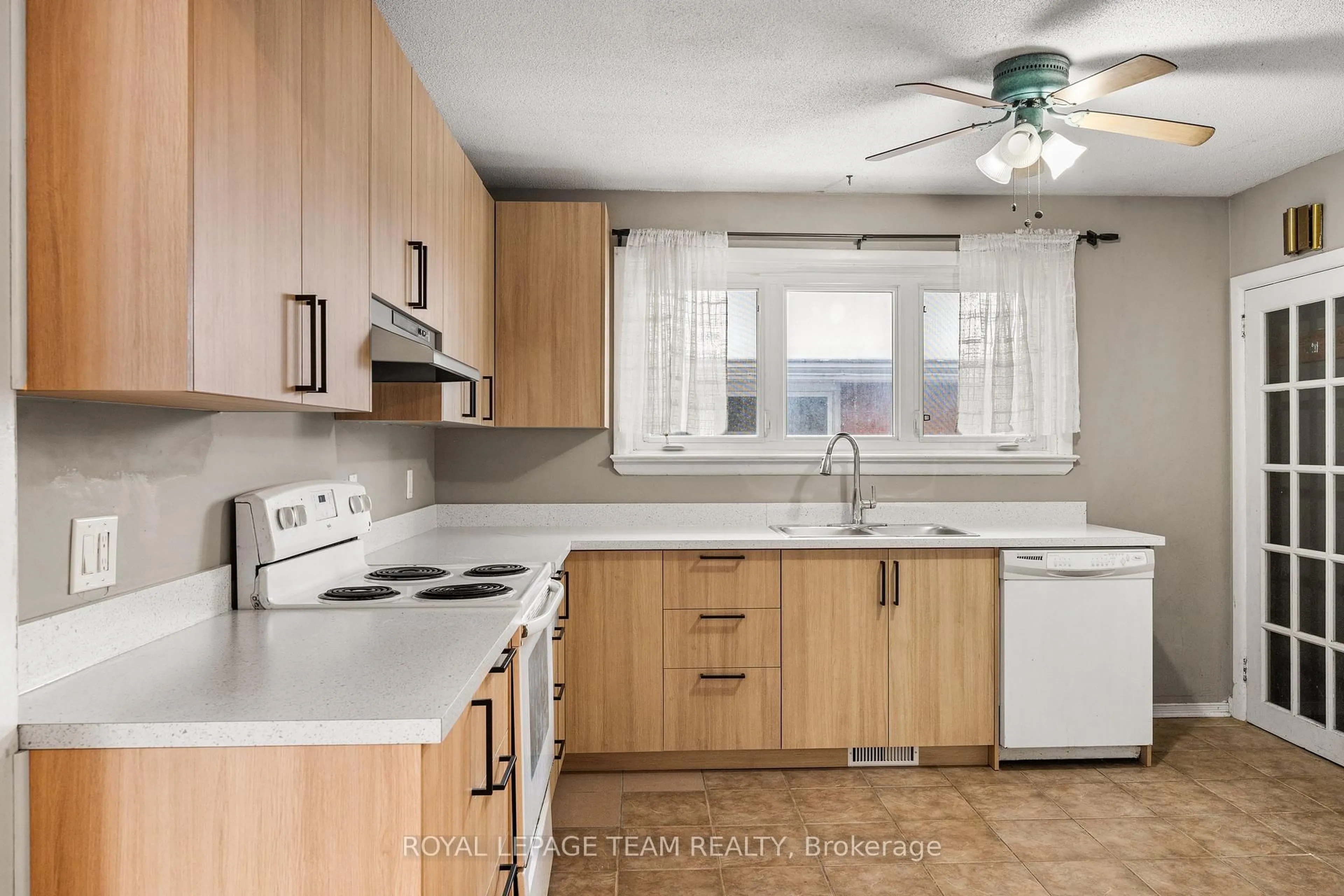 Standard kitchen, unknown for 1938 Bromley Rd, Ottawa Ontario K2A 1C2