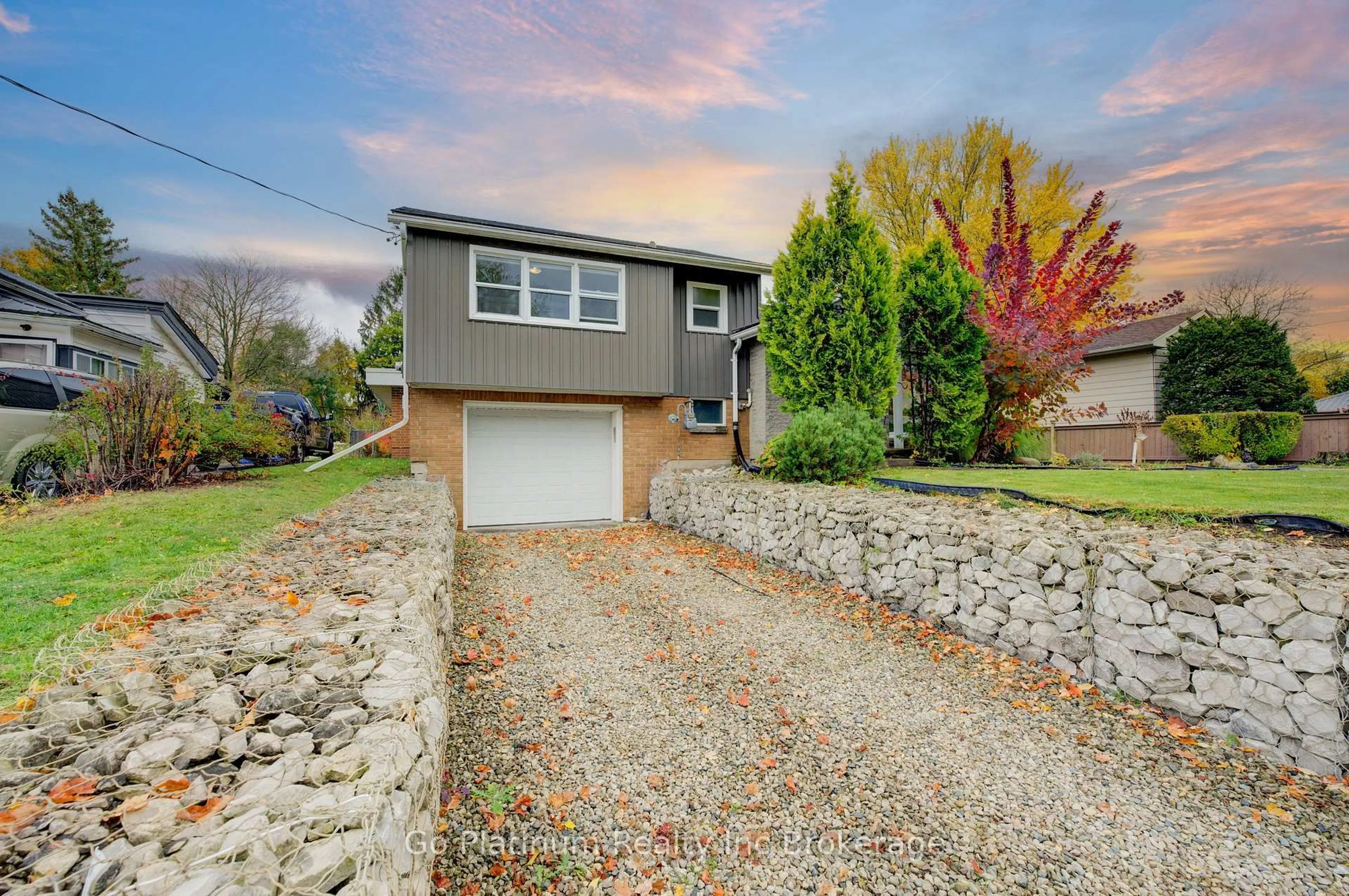 A pic from outside/outdoor area/front of a property/back of a property/a pic from drone, street for 298 Bruce St, Woodstock Ontario N4S 2G4