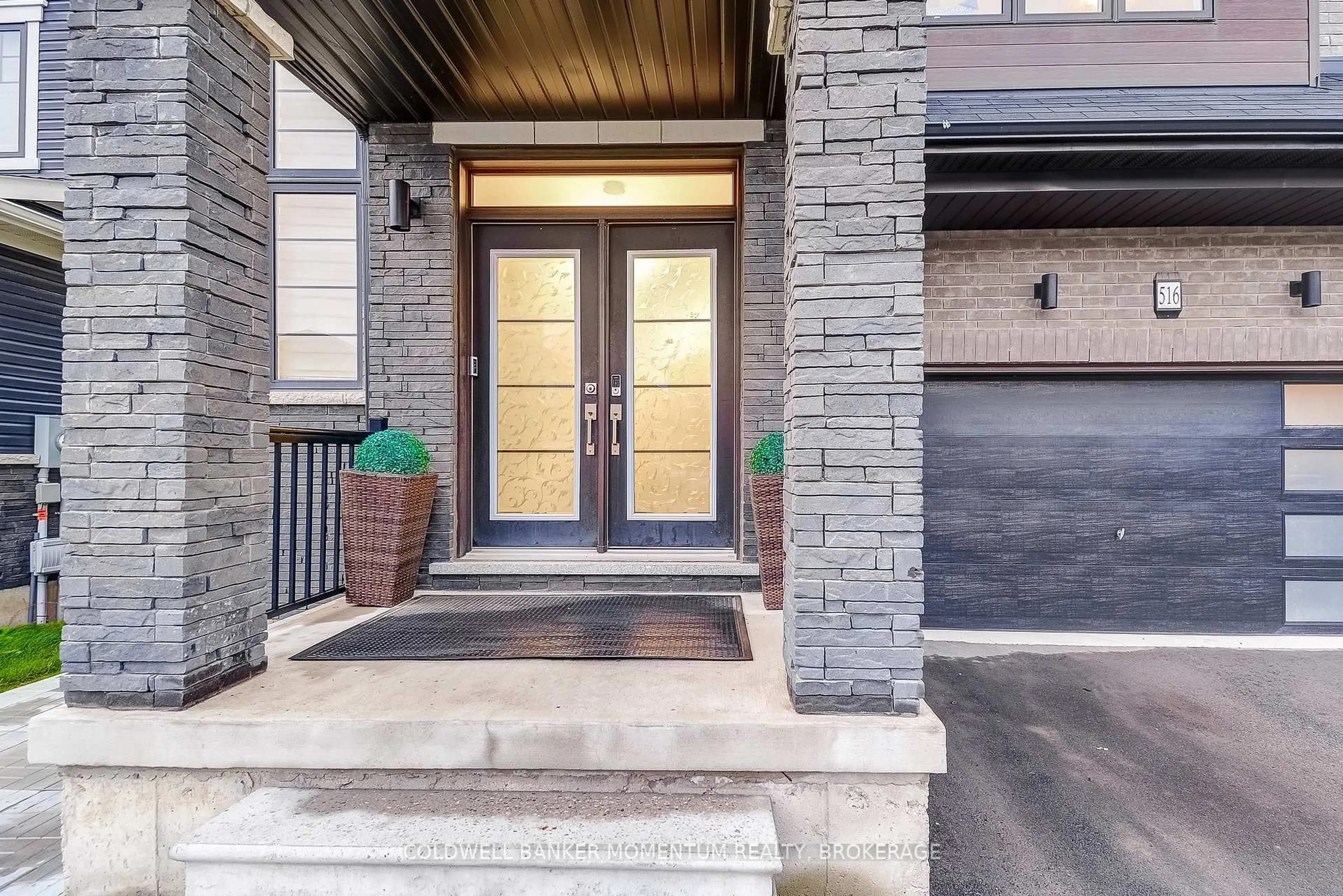 Indoor entryway for 516 Barker Pkwy, Thorold Ontario L2V 0K1