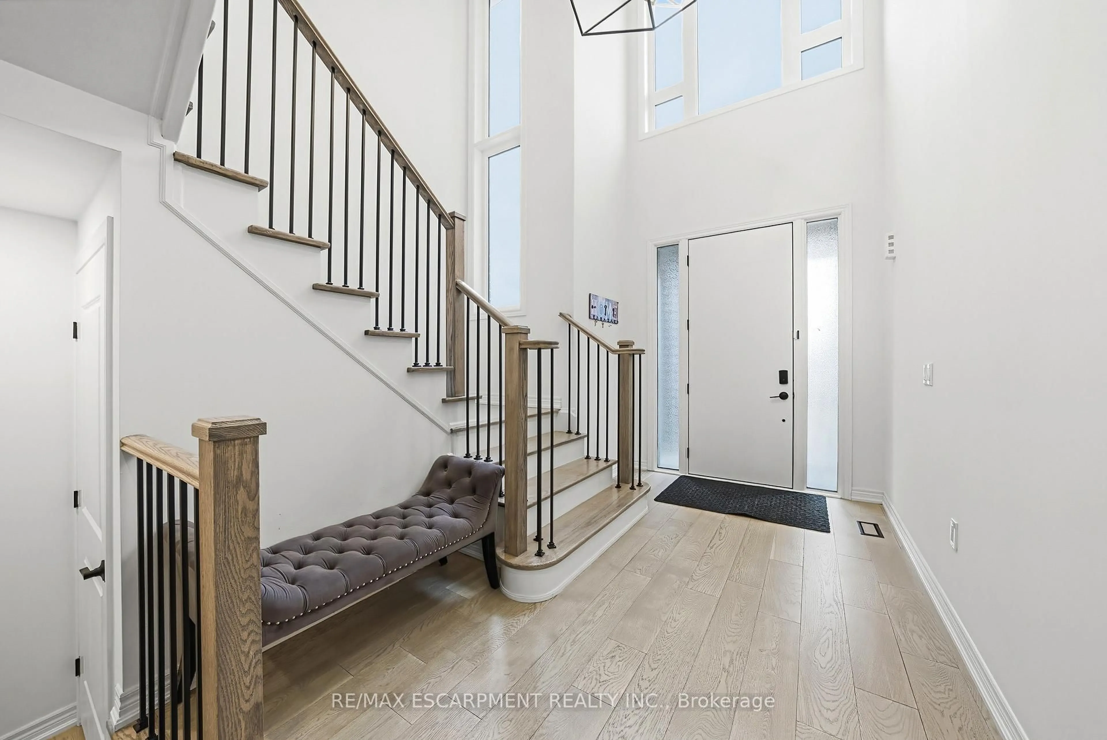 Indoor entryway for 90 Robertson Rd, Hamilton Ontario L9K 0H8