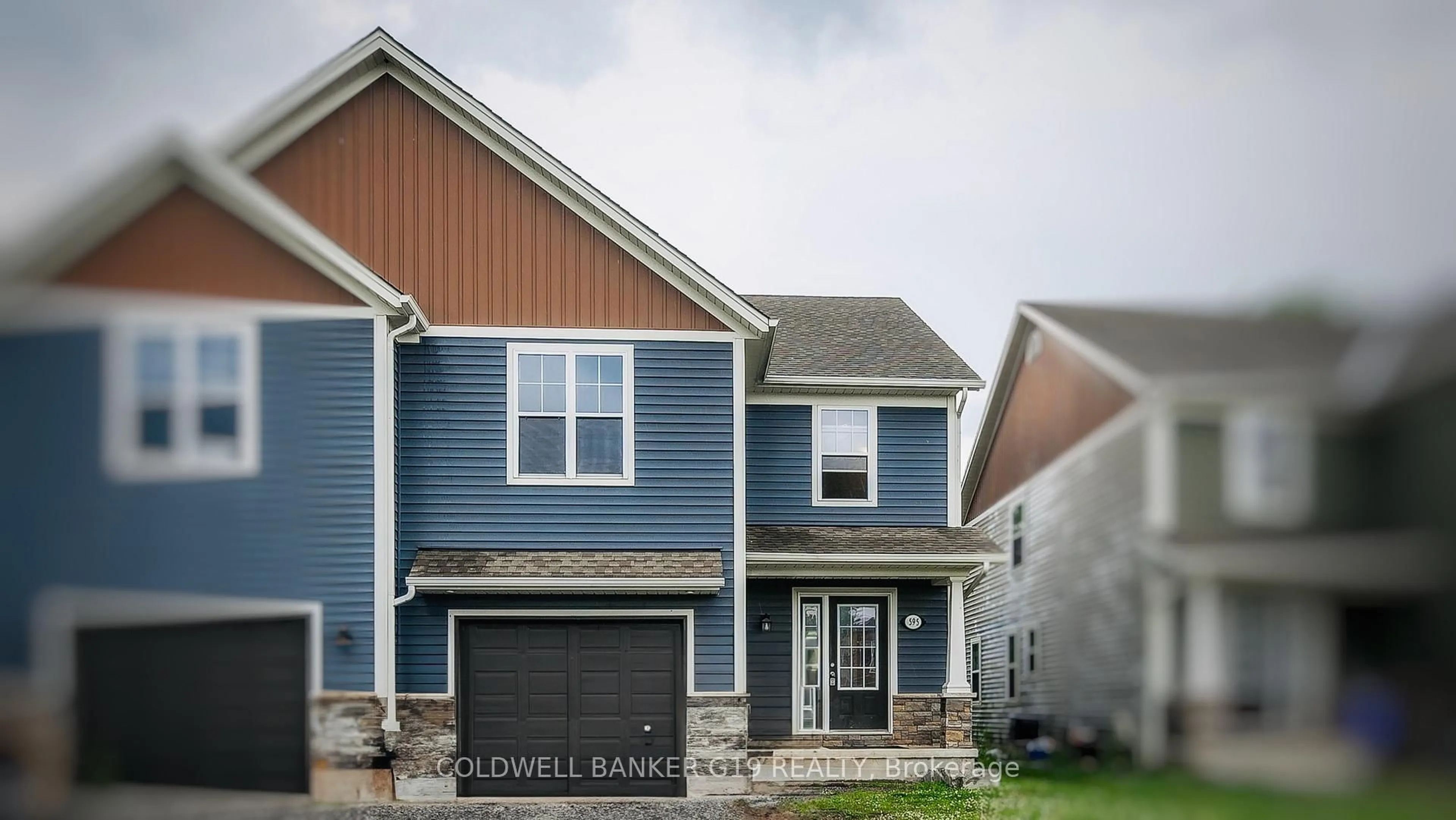 Home with vinyl exterior material, street for 595 First Ave, Welland Ontario L3C 6Z8