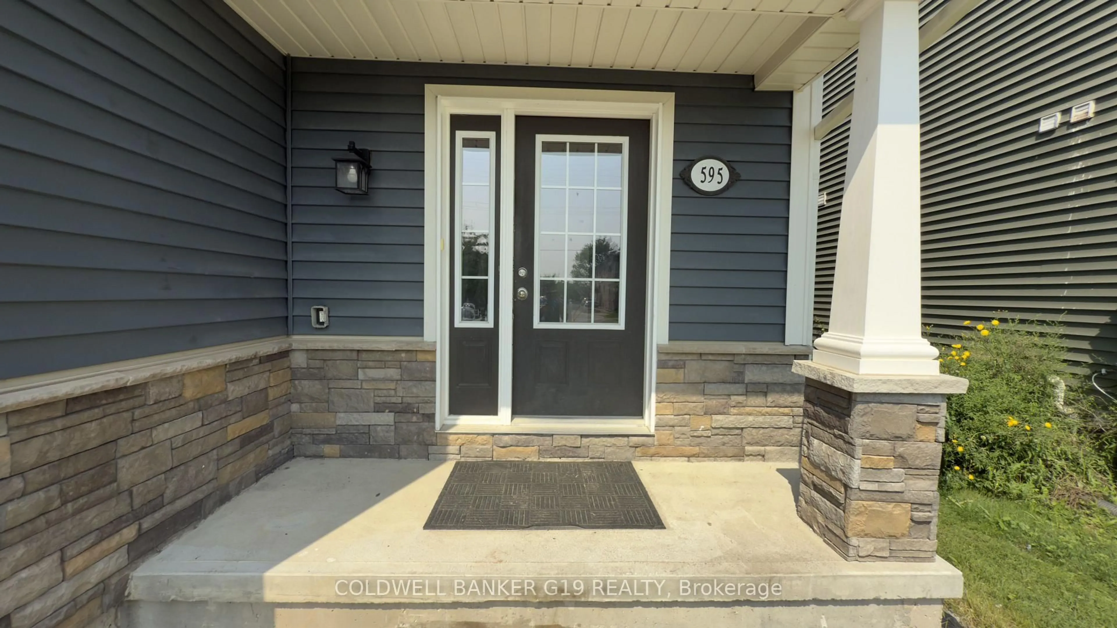 Indoor entryway for 595 First Ave, Welland Ontario L3C 6Z8
