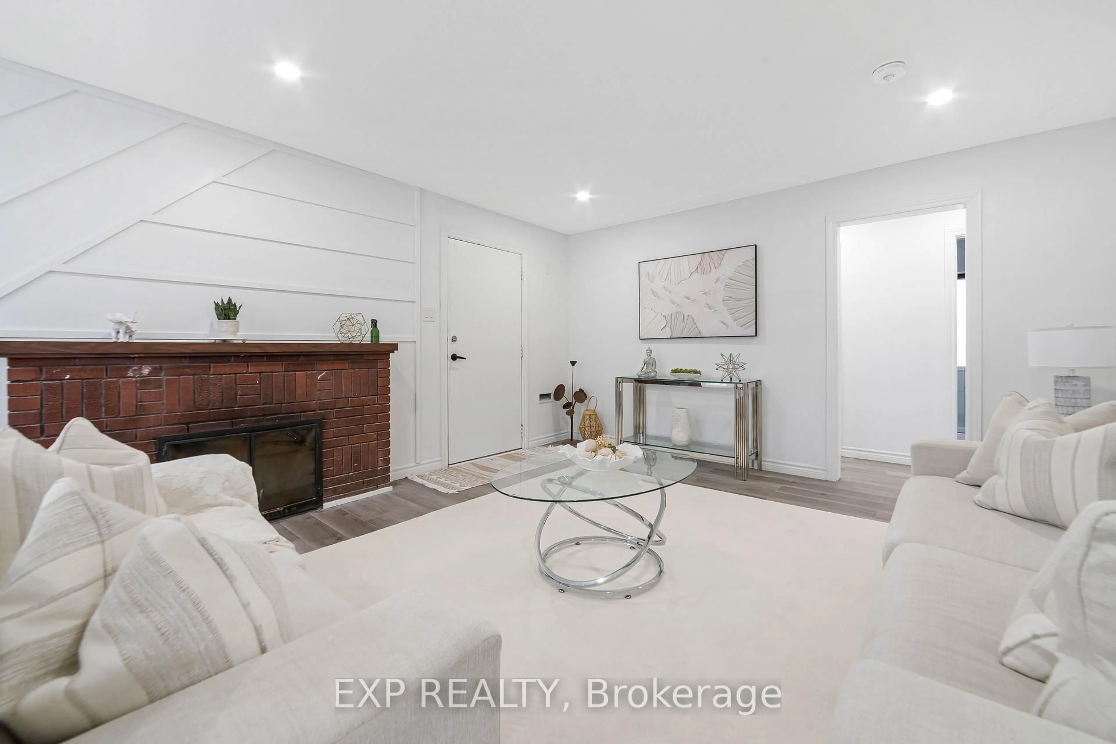 A pic of a room for 206 Vancouver St, London East Ontario N5W 4R7