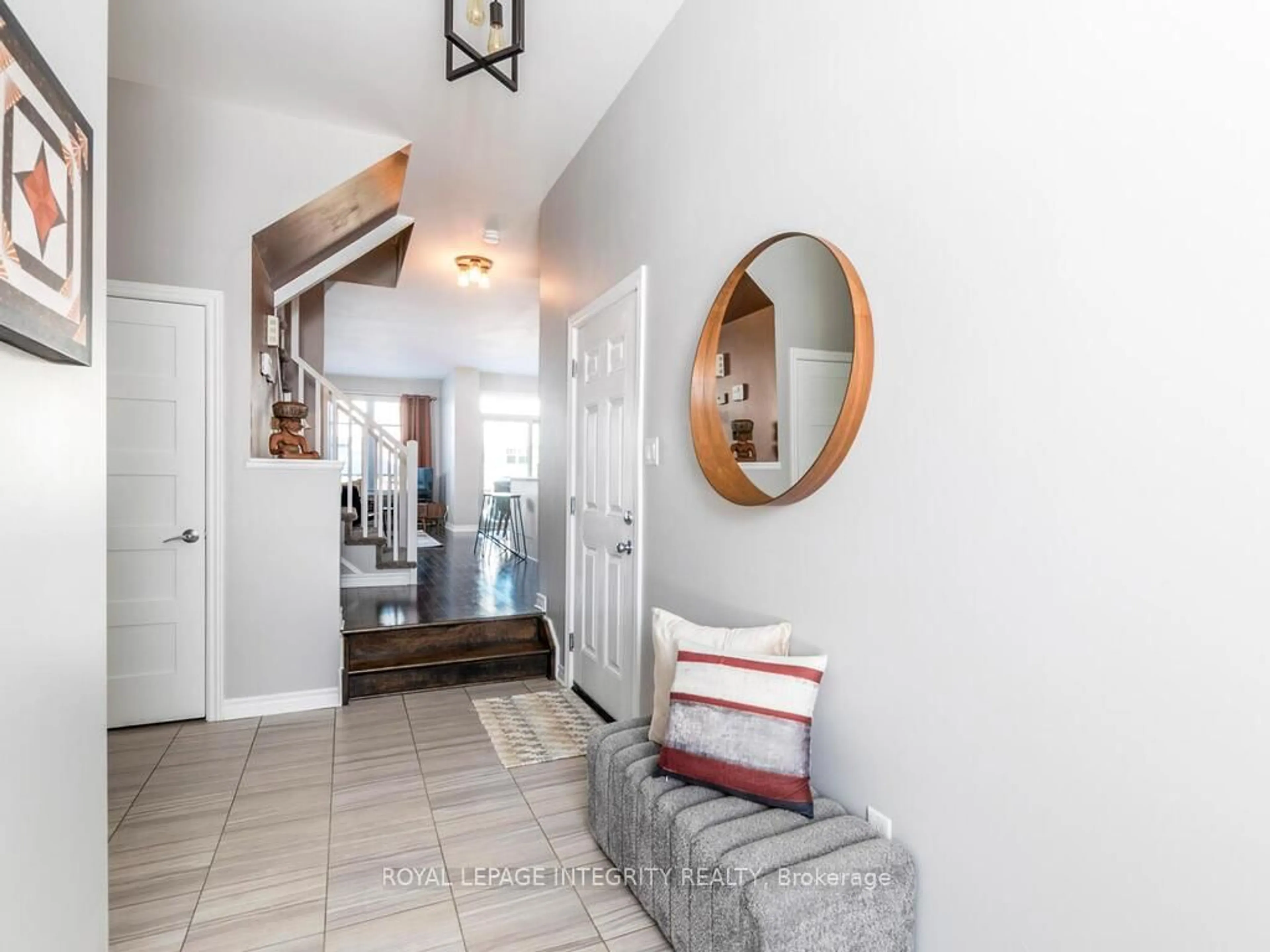 Indoor entryway for 634 Cartographe St, Ottawa Ontario K4A 3N6