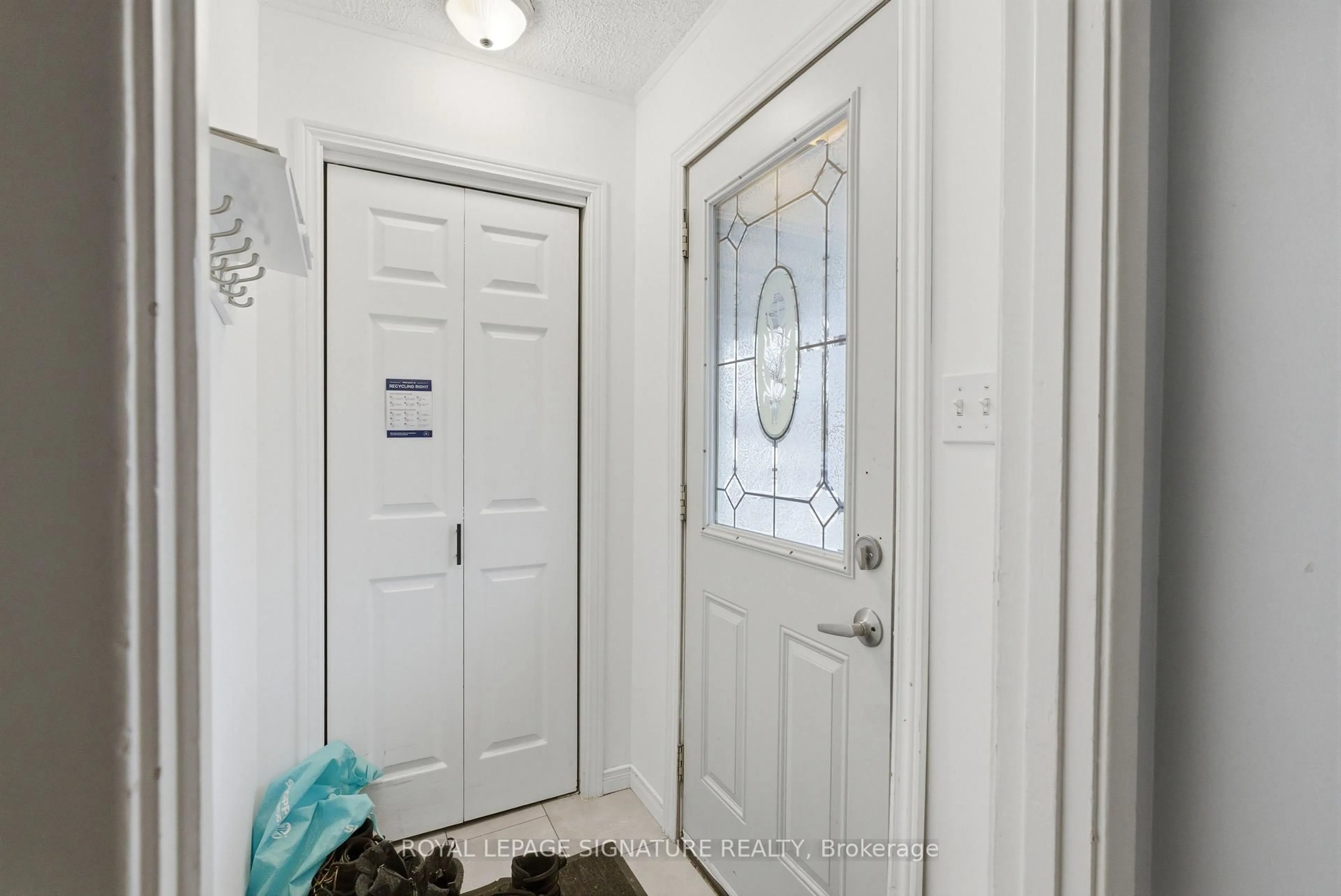 Indoor entryway for 805 Morphet Ave, Peterborough Ontario K9J 2X7