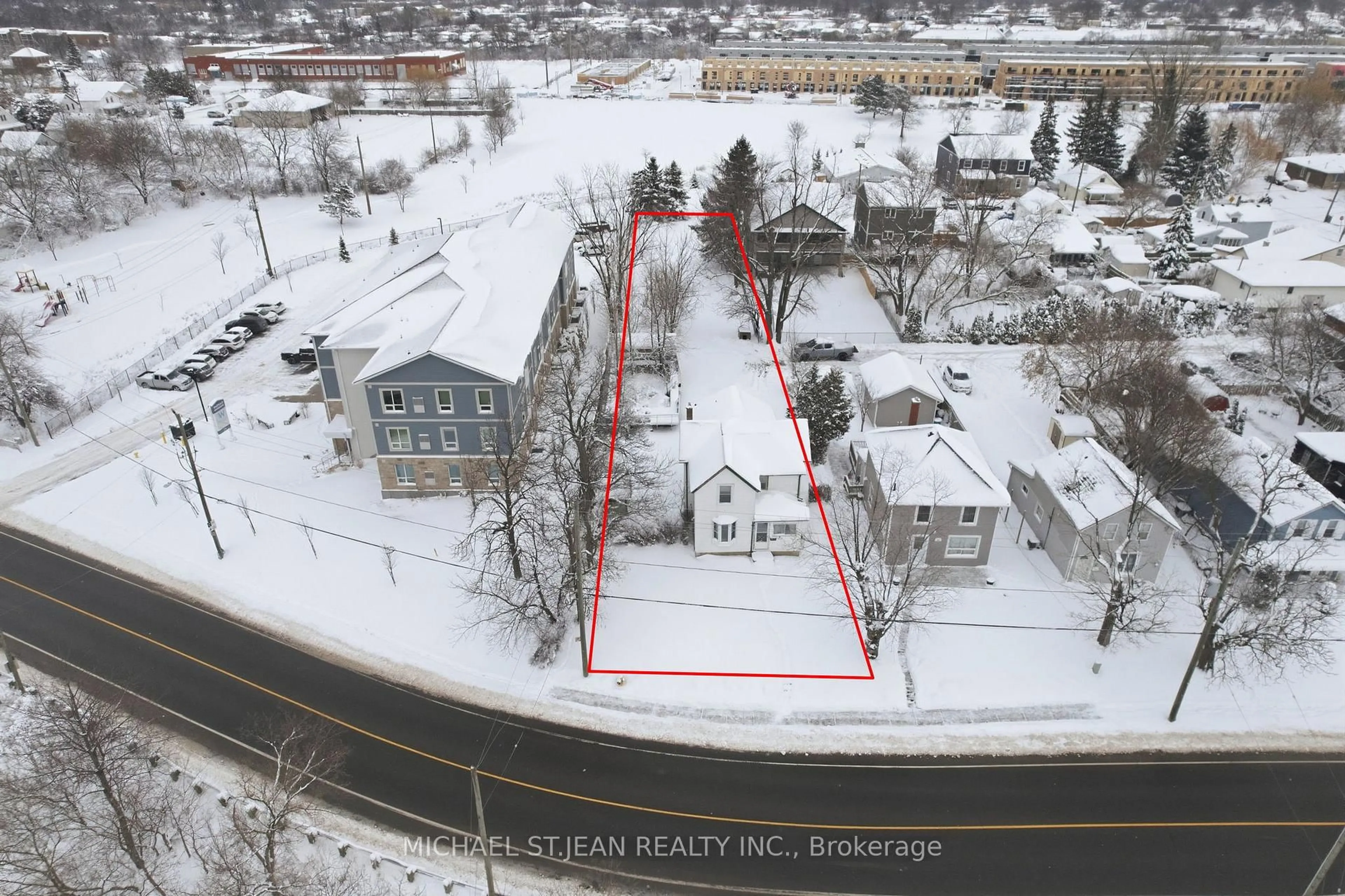 A pic from outside/outdoor area/front of a property/back of a property/a pic from drone, building for 170 Oakdale Ave, St. Catharines Ontario L2P 2K9