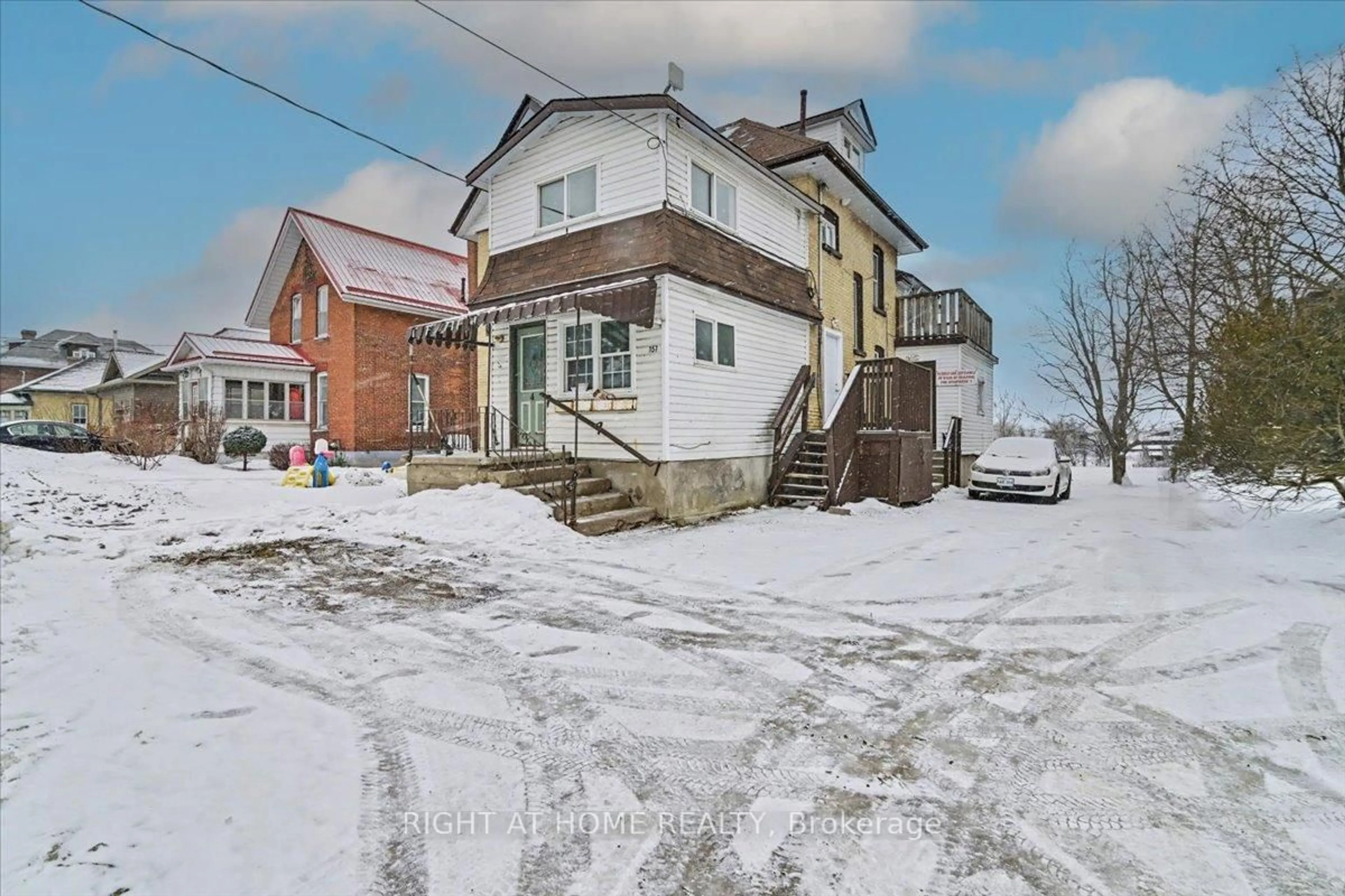 A pic from outside/outdoor area/front of a property/back of a property/a pic from drone, street for 157 Lindsay St, Kawartha Lakes Ontario K9V 1T7