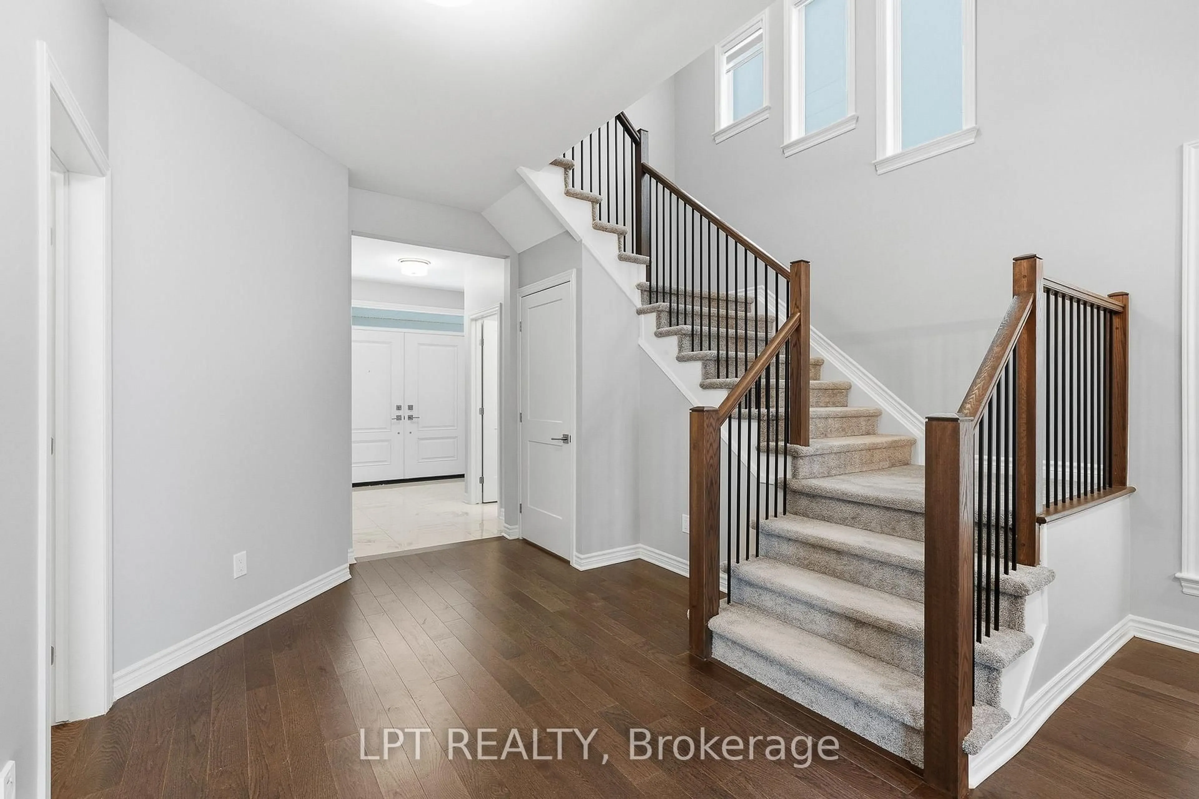 Indoor entryway for 132 Bonne Renommee Ave, Ottawa Ontario K4A 5J8