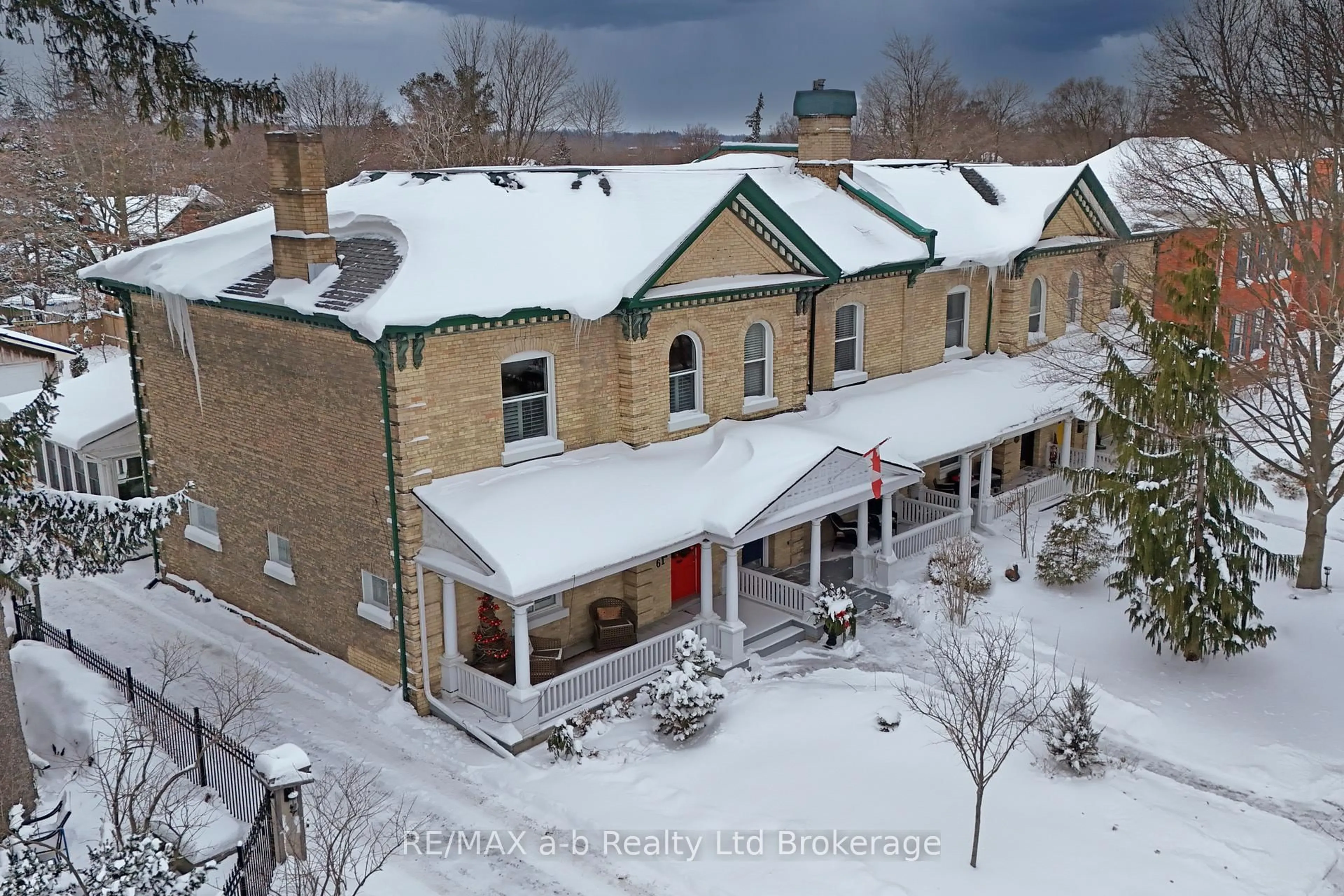 A pic from outside/outdoor area/front of a property/back of a property/a pic from drone, building for 63 Vansittart Ave, Woodstock Ontario N4S 6E3