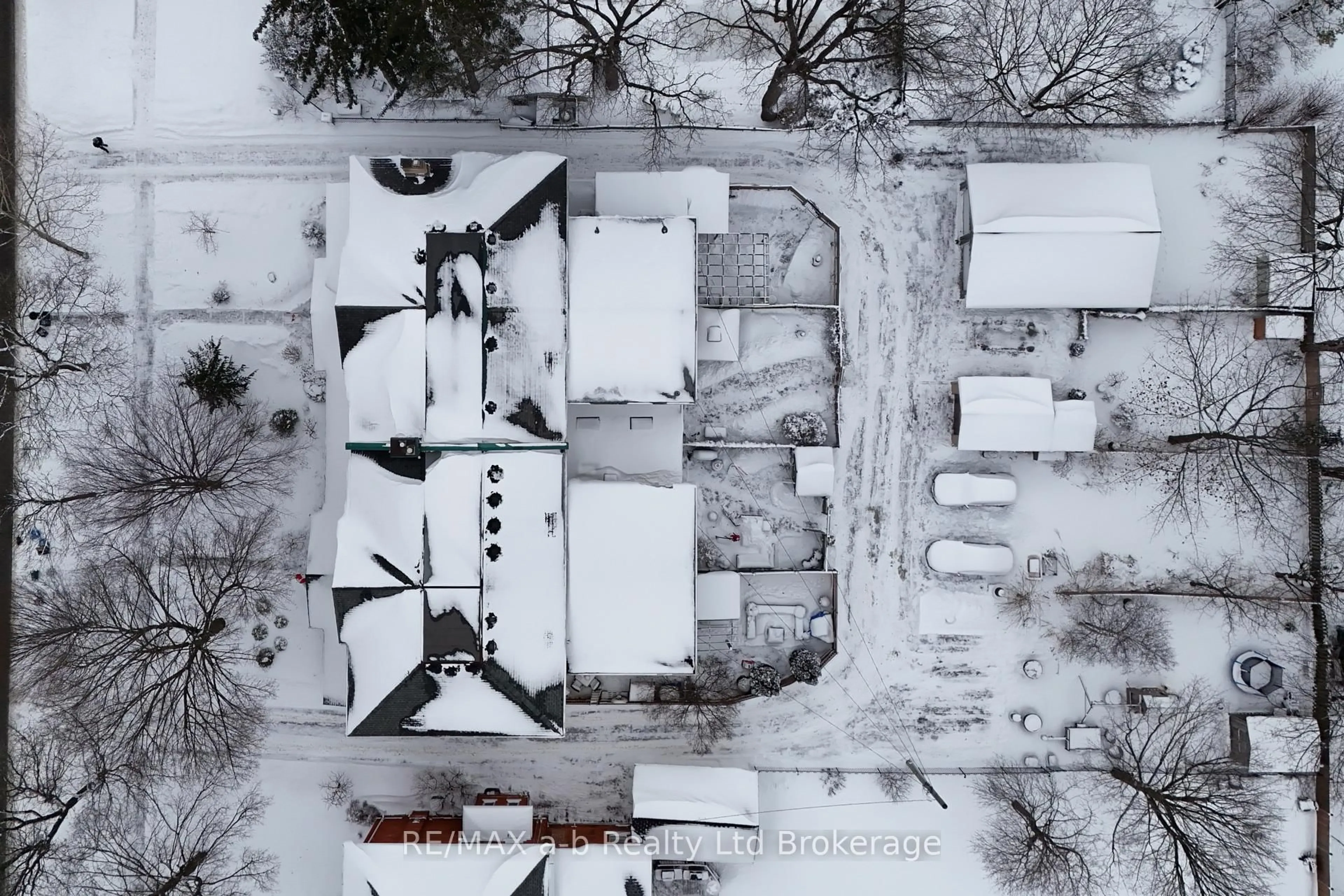 A pic from outside/outdoor area/front of a property/back of a property/a pic from drone, street for 63 Vansittart Ave, Woodstock Ontario N4S 6E3