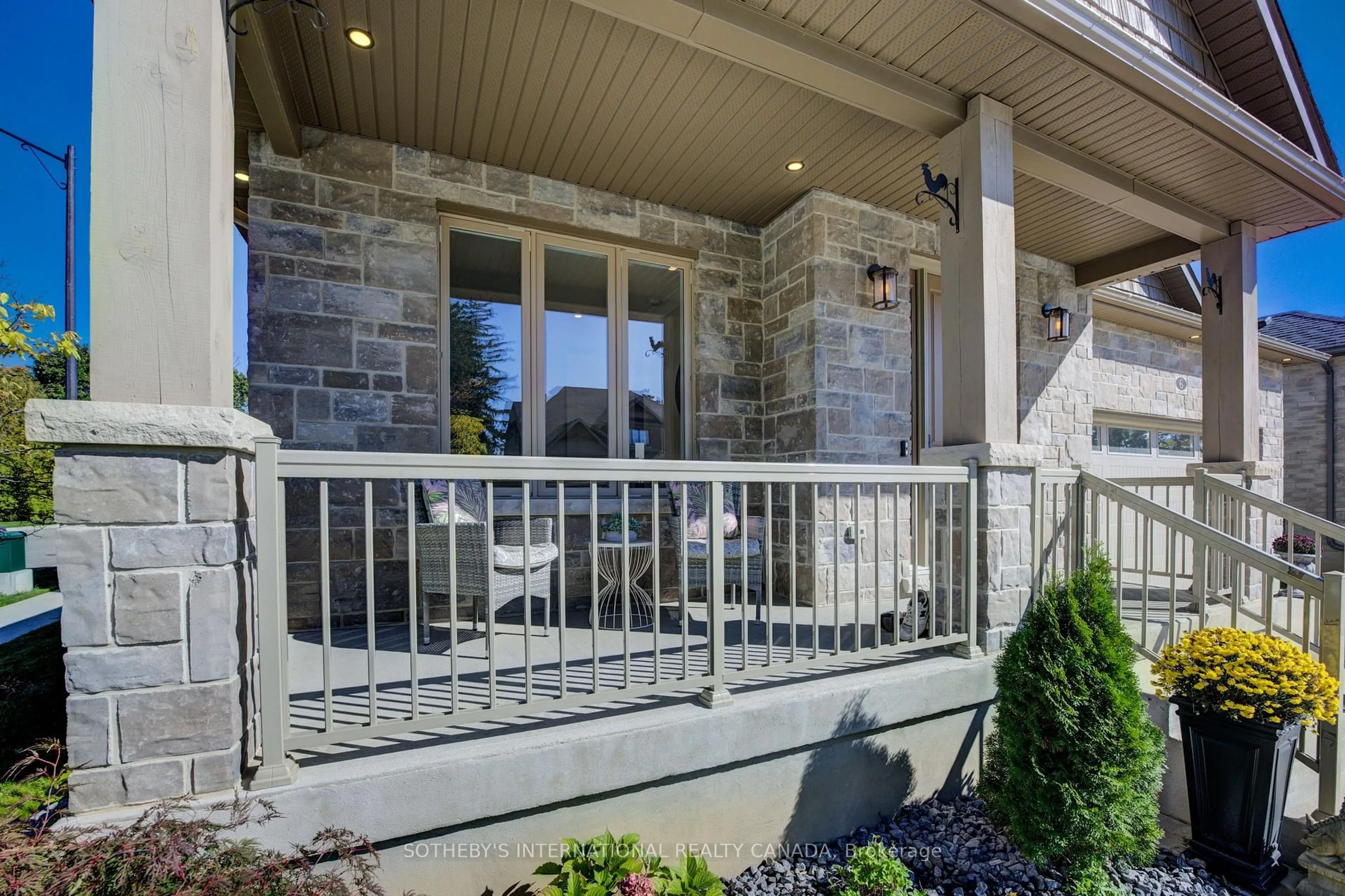 Patio, street for 6 Gore Estate Crt, North Dumfries Ontario N0B 1E0
