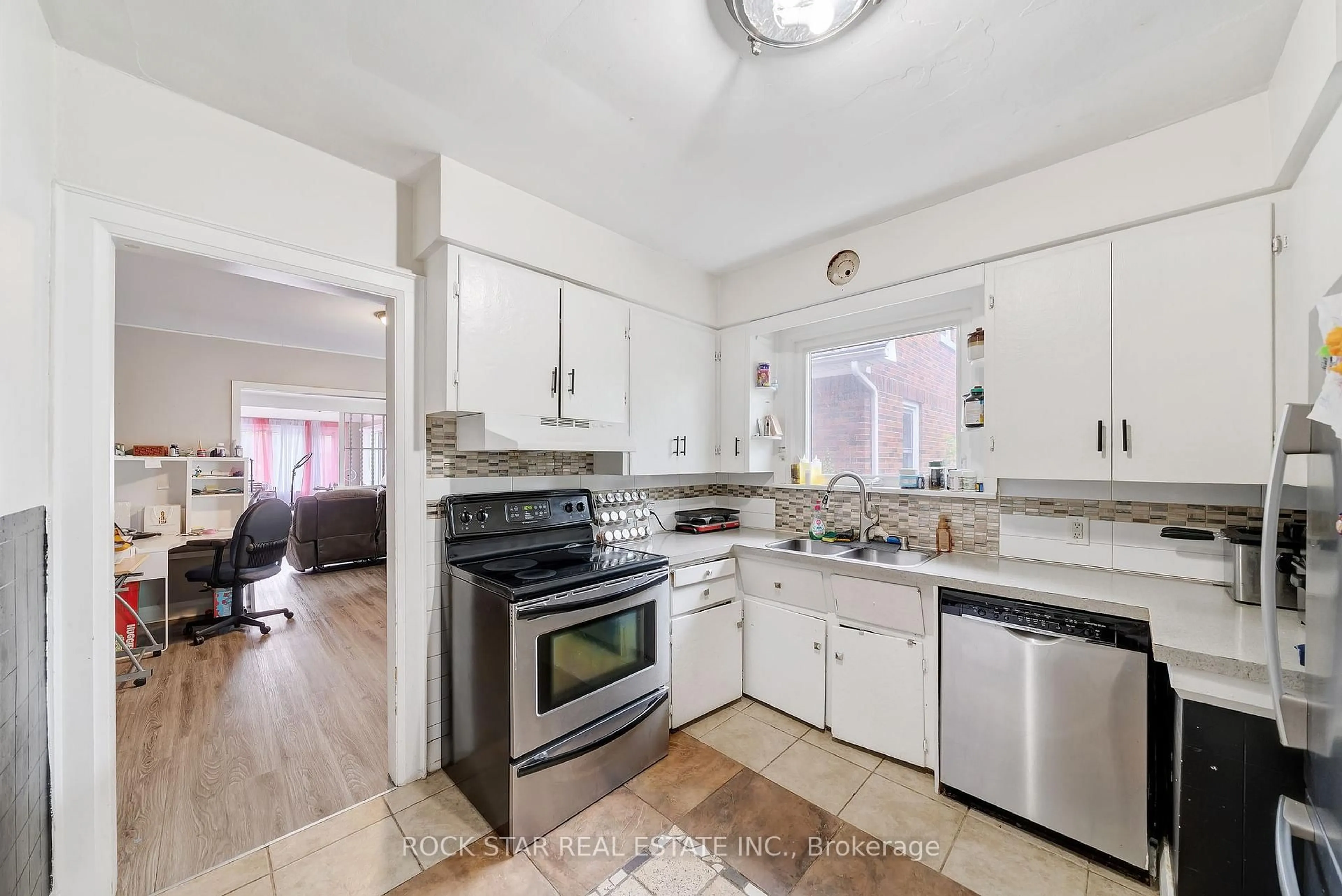 Open concept kitchen, unknown for 33 Fitzgerald St, St. Catharines Ontario L2R 4B5
