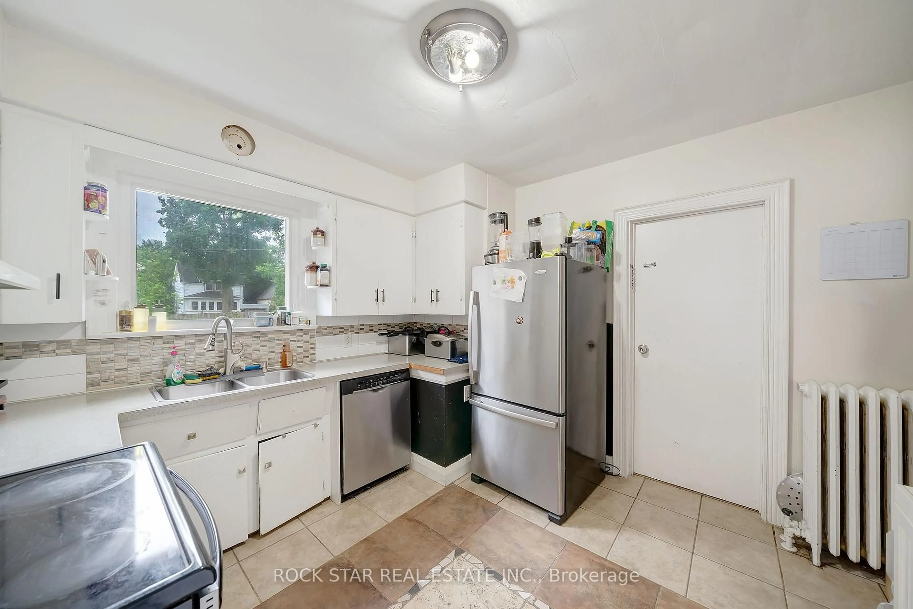 Standard kitchen, ceramic/tile floor for 33 Fitzgerald St, St. Catharines Ontario L2R 4B5