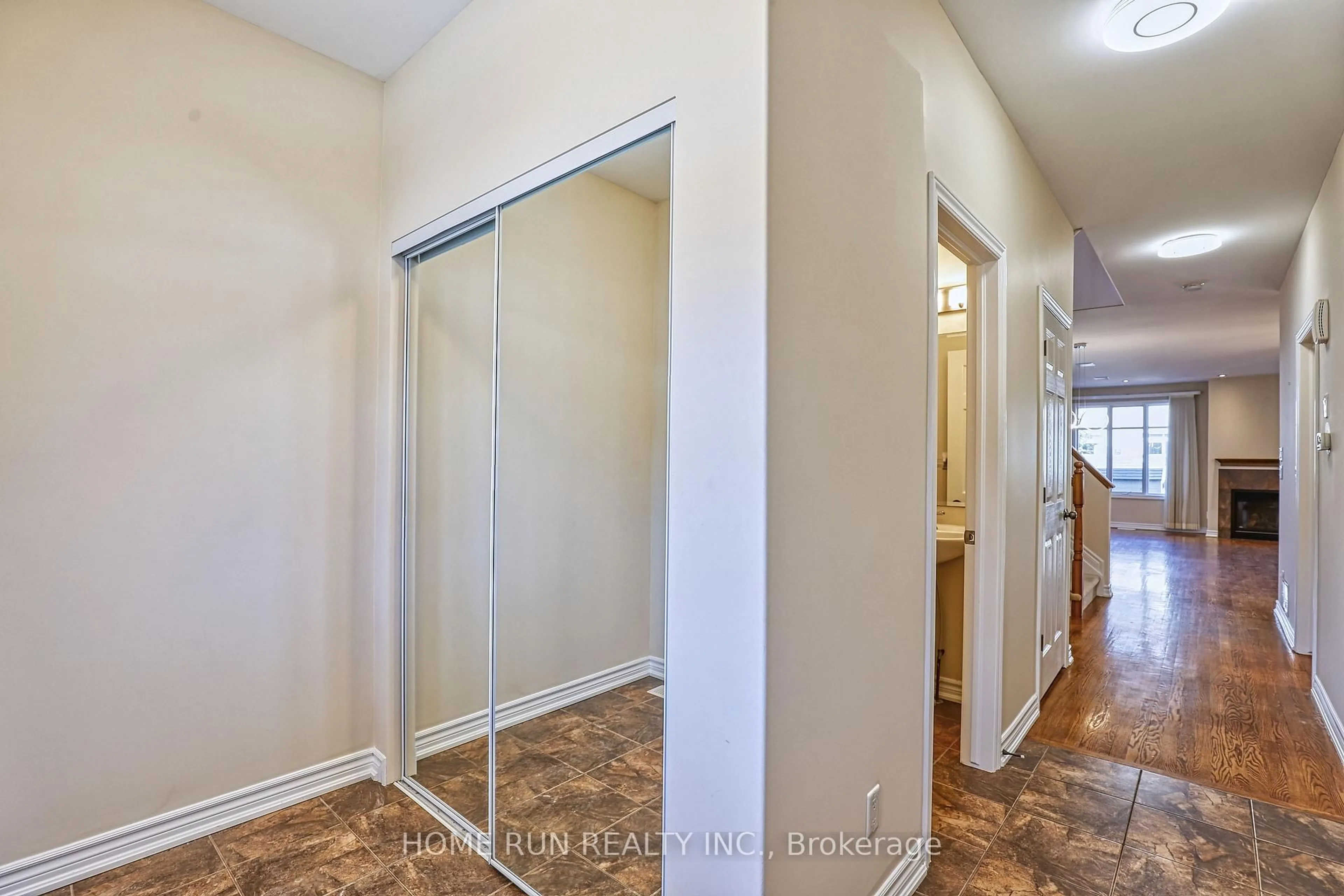 Indoor entryway for 226 CELTIC RIDGE Cres, Ottawa Ontario K2W 0C3