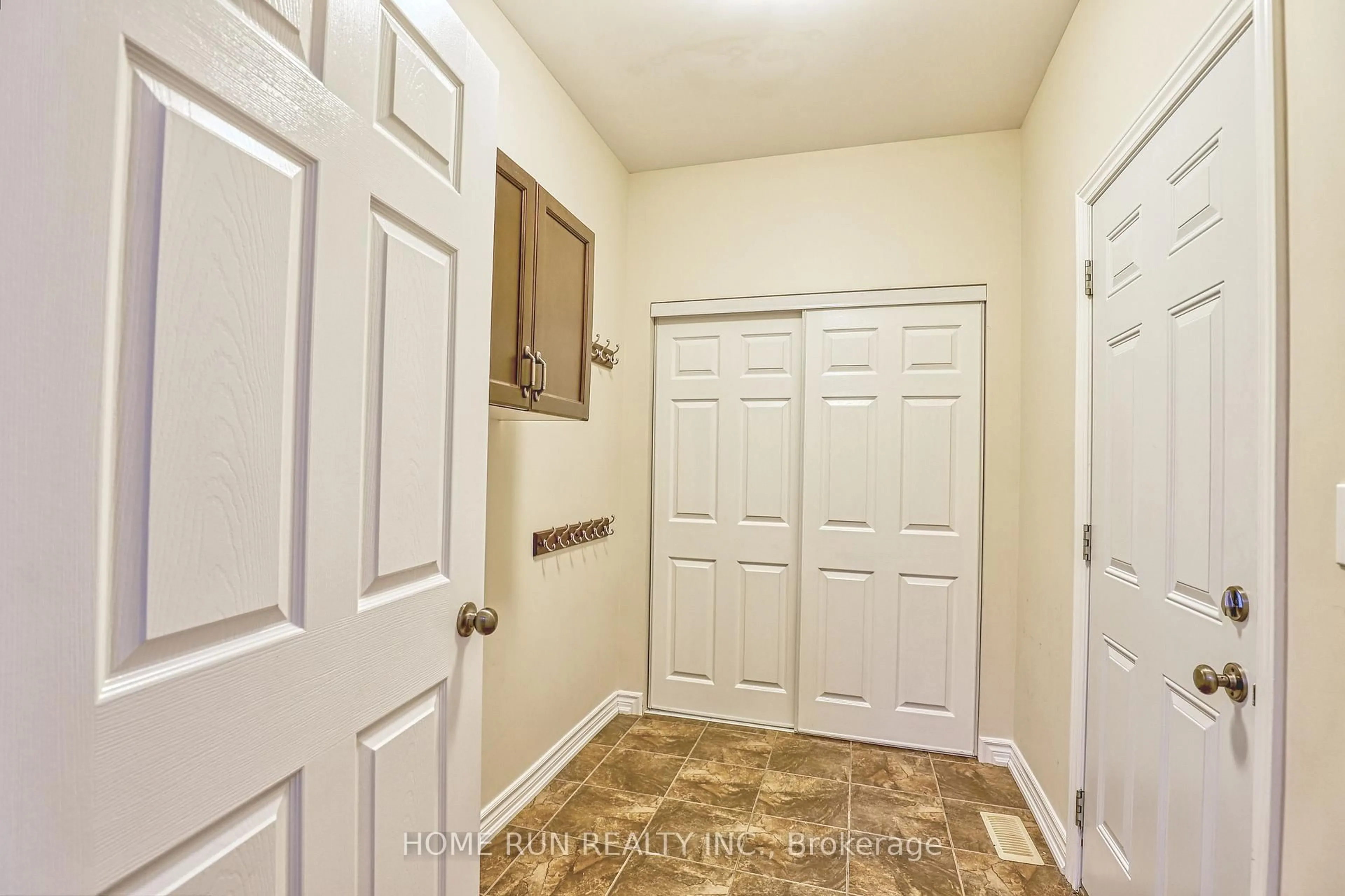 Indoor entryway for 226 CELTIC RIDGE Cres, Ottawa Ontario K2W 0C3