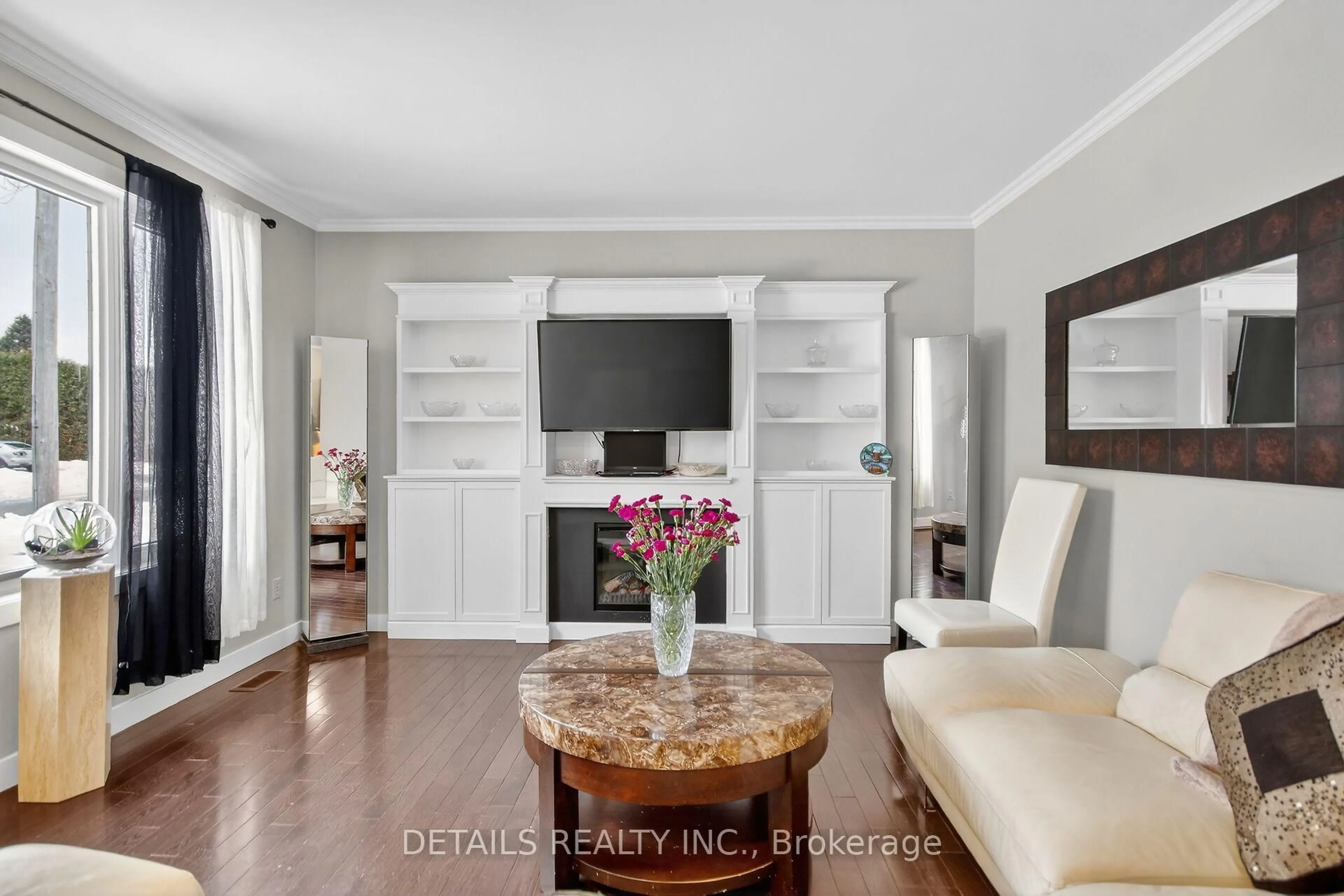 Living room with furniture, wood/laminate floor for 175 Dunlop Cres, Russell Ontario K4R 1B3