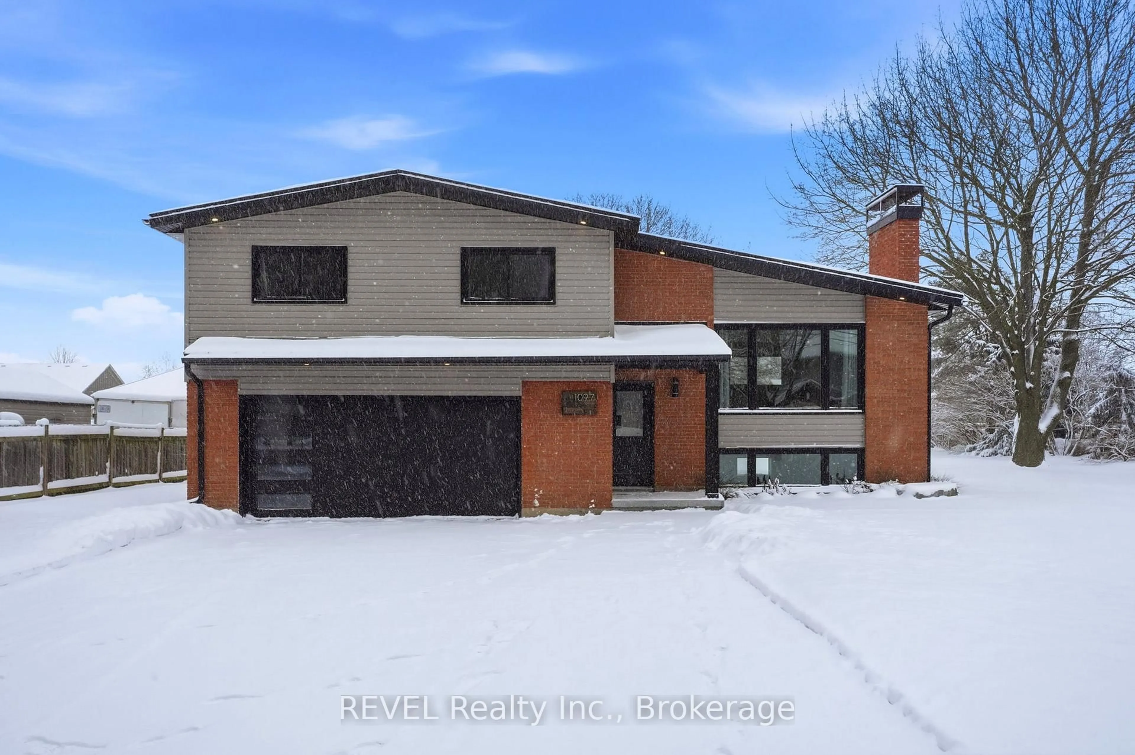 Home with brick exterior material, street for 1097 Pelham St, Pelham Ontario L3C 3E4