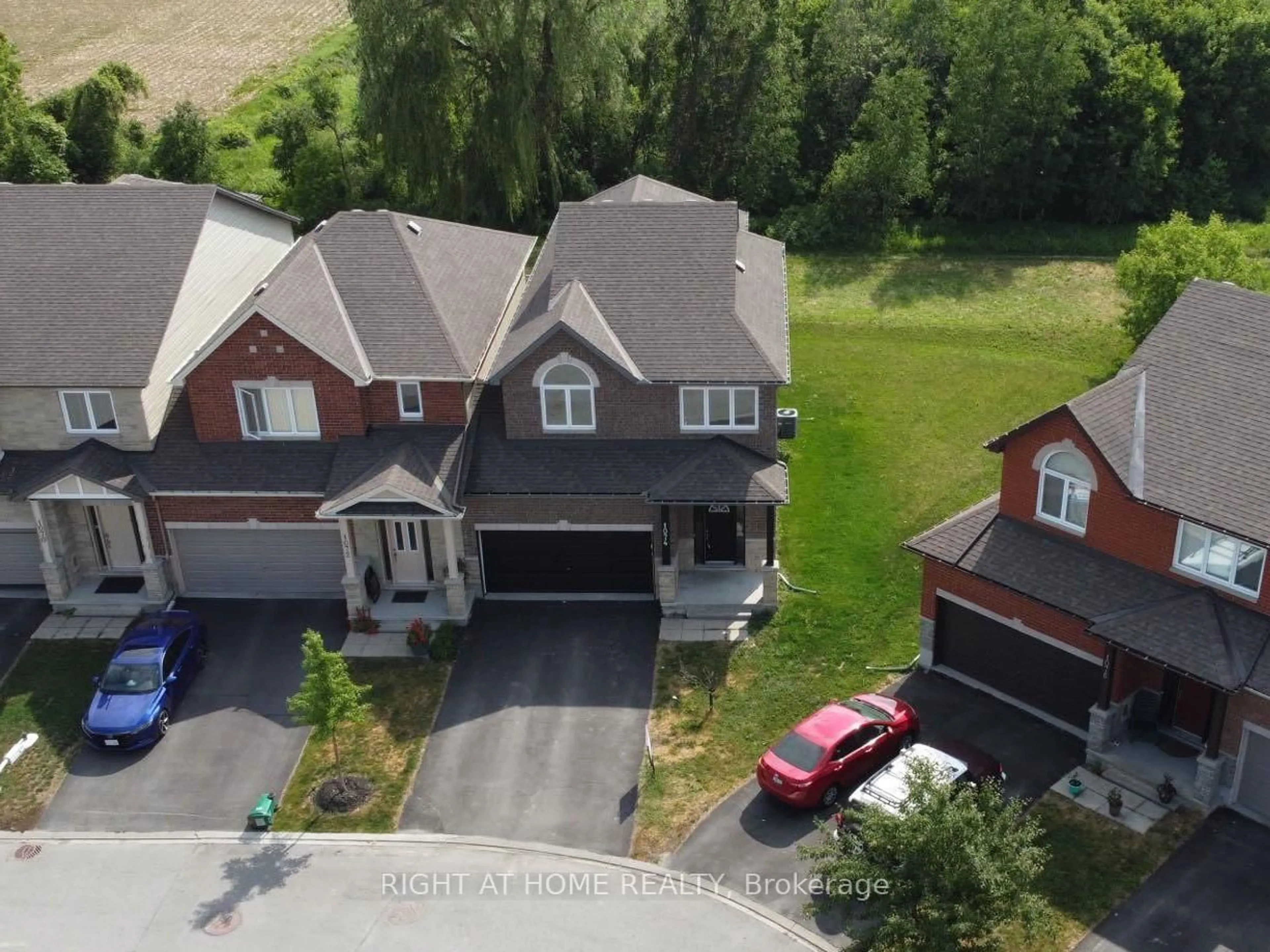 A pic from outside/outdoor area/front of a property/back of a property/a pic from drone, street for 1074 Northgraves Cres, Ottawa Ontario K2M 0C6