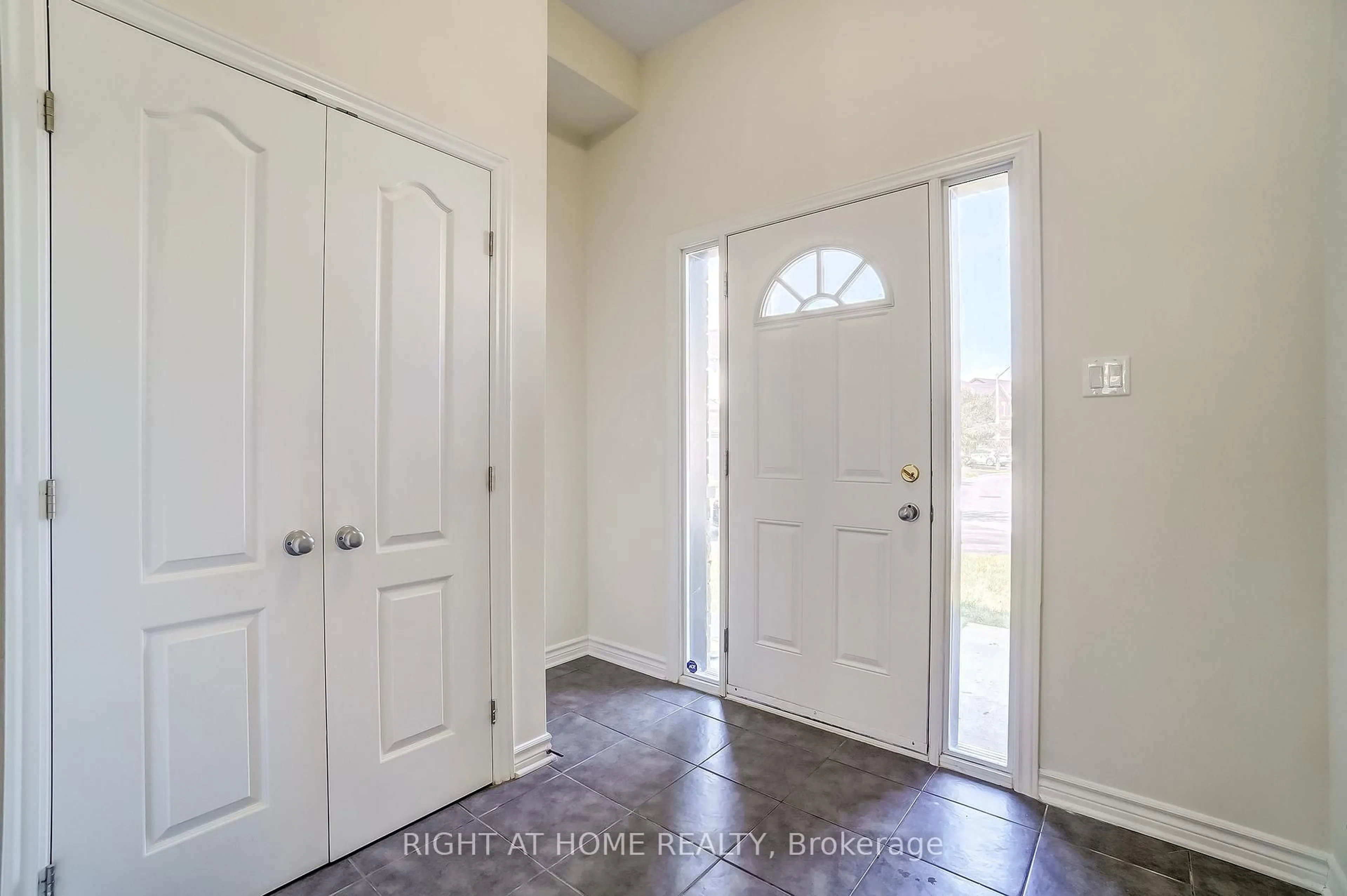 Indoor entryway for 1074 Northgraves Cres, Ottawa Ontario K2M 0C6
