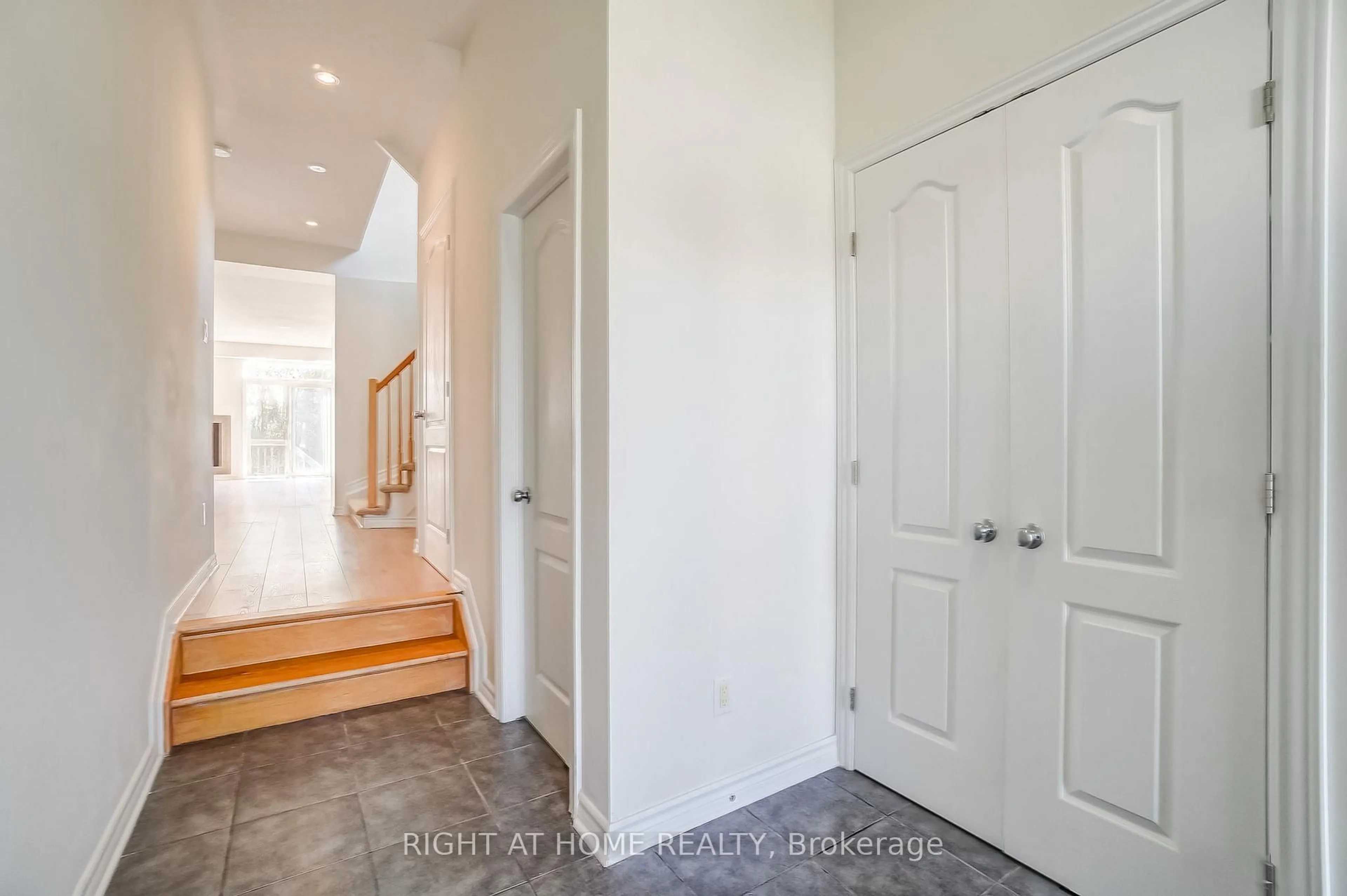 Indoor entryway for 1074 Northgraves Cres, Ottawa Ontario K2M 0C6