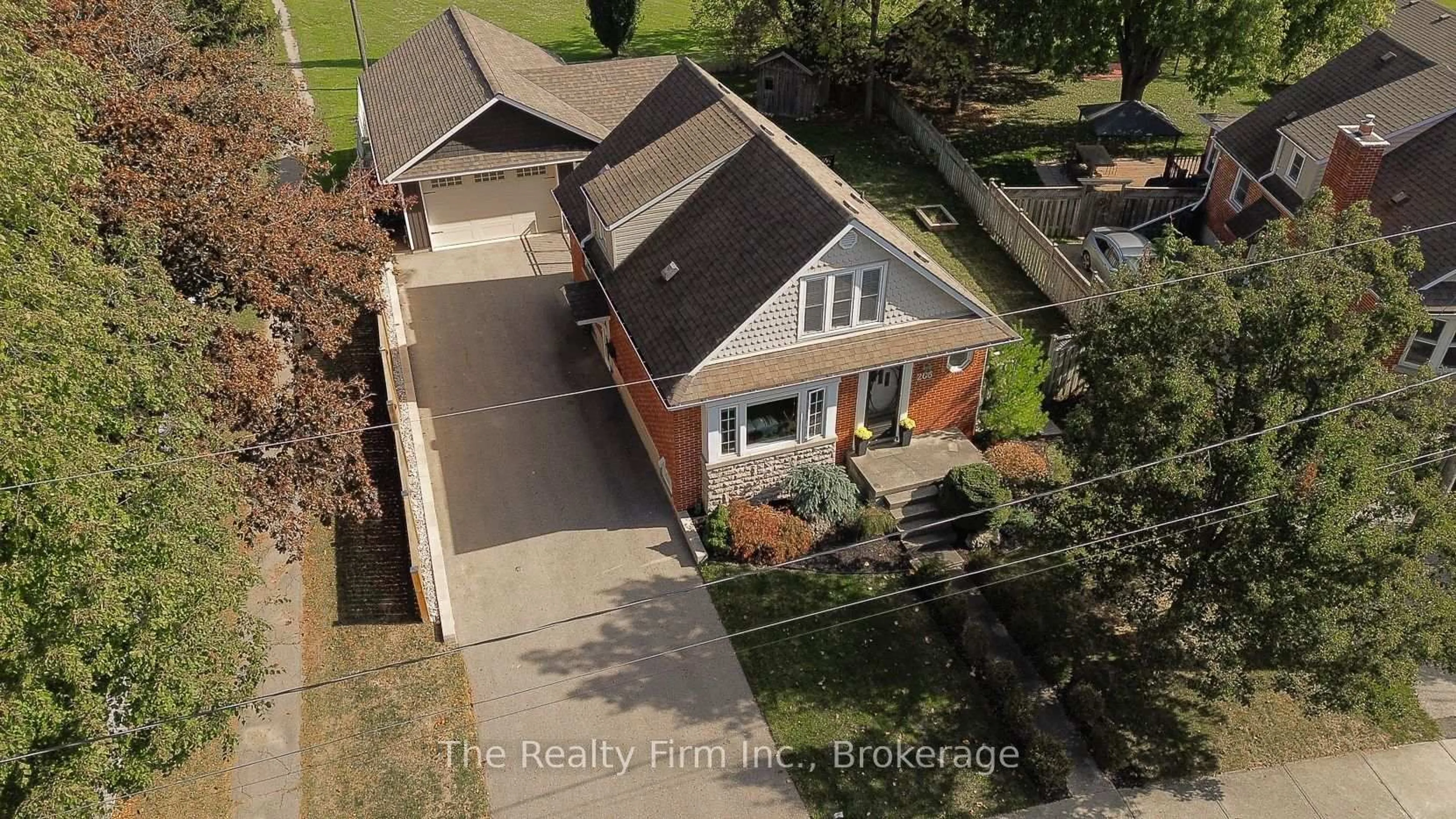 A pic from outside/outdoor area/front of a property/back of a property/a pic from drone, unknown for 206 Sydenham St, Woodstock Ontario N4S 7B9