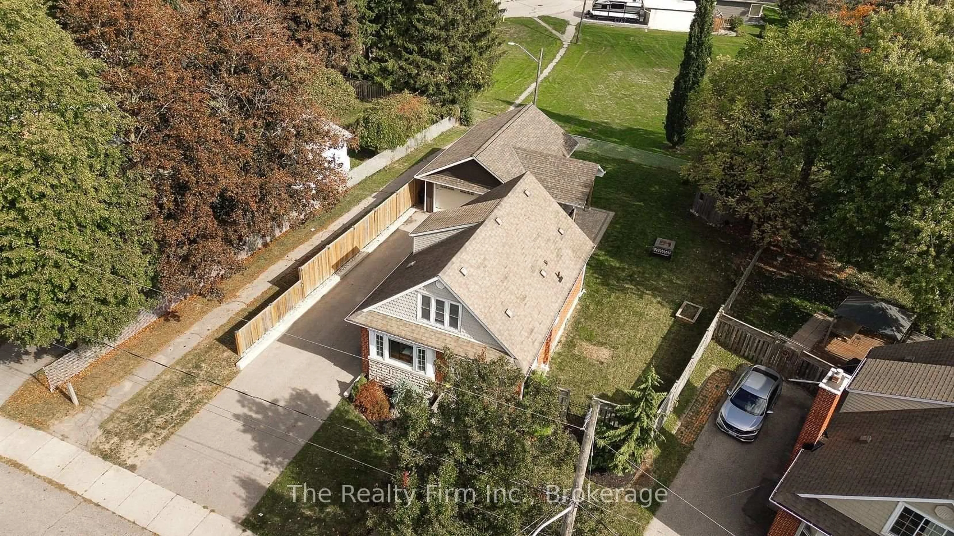 A pic from outside/outdoor area/front of a property/back of a property/a pic from drone, city buildings view from balcony for 206 Sydenham St, Woodstock Ontario N4S 7B9
