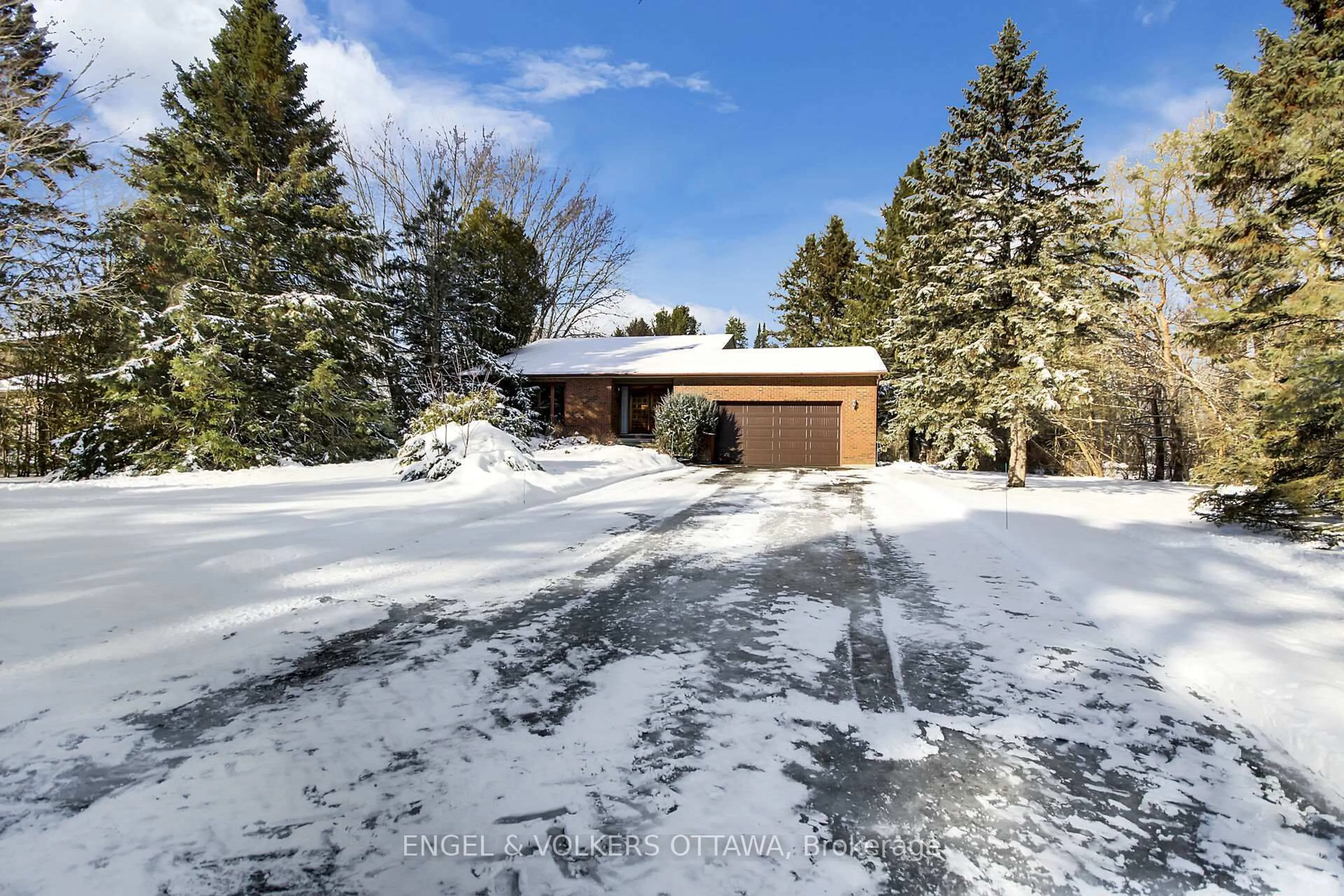 A pic from outside/outdoor area/front of a property/back of a property/a pic from drone, street for 5361 Hilltop Dr, Manotick Ontario K4M 1G4