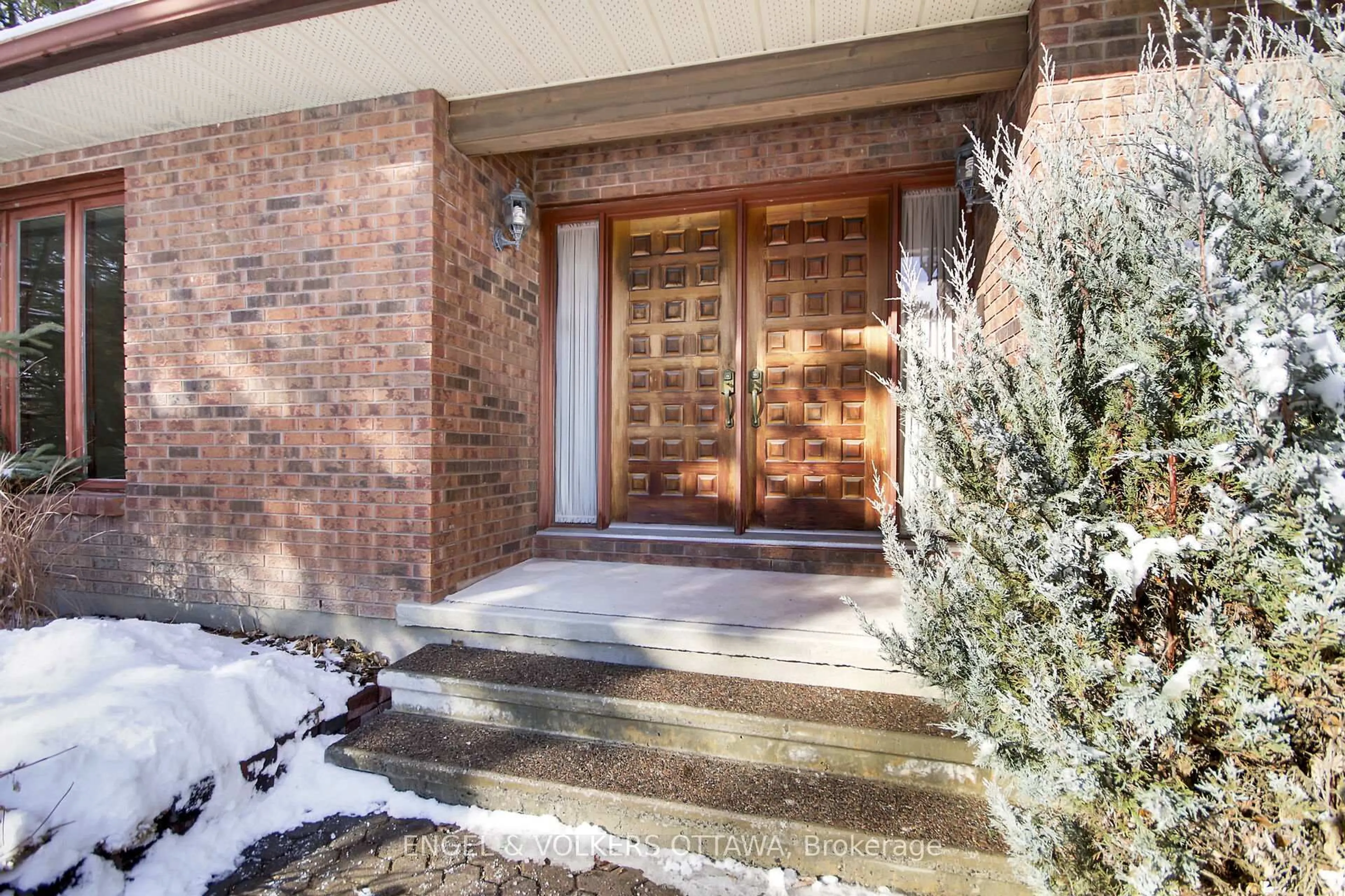 Indoor entryway for 5361 Hilltop Dr, Manotick Ontario K4M 1G4