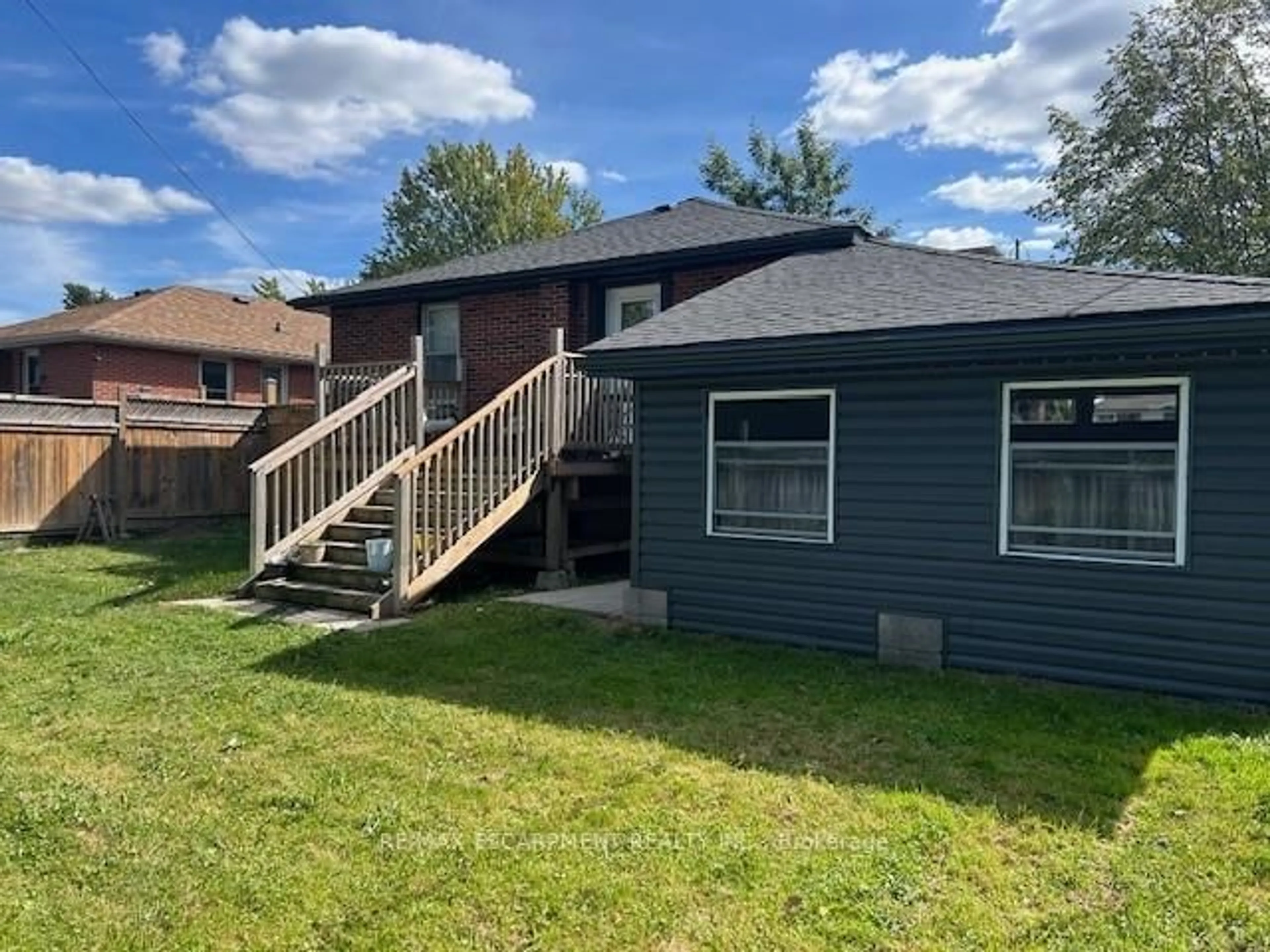 Home with vinyl exterior material, unknown for 699 Ninth Ave, Hamilton Ontario L8T 2A1