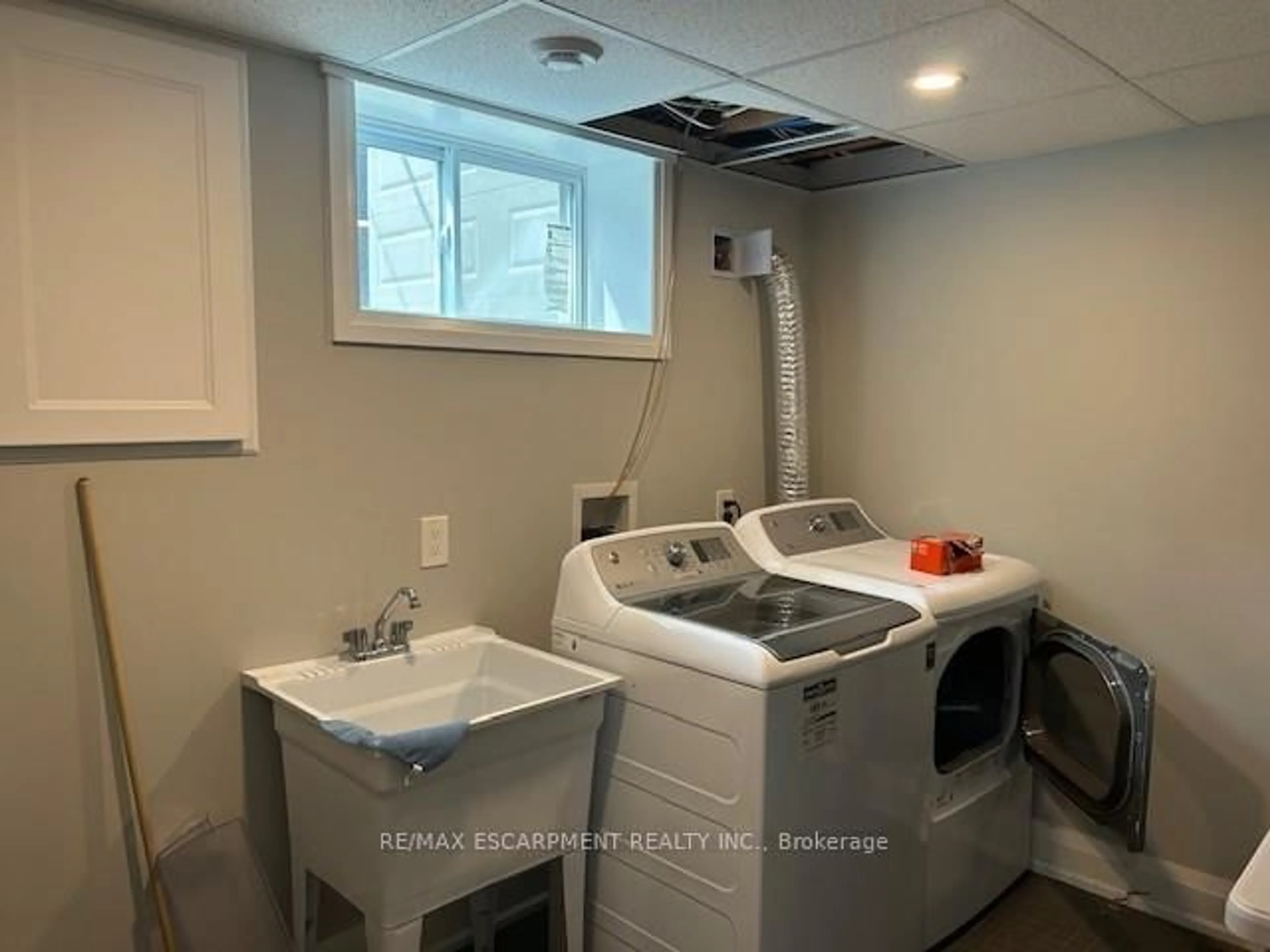 Laundry room for 699 Ninth Ave, Hamilton Ontario L8T 2A1