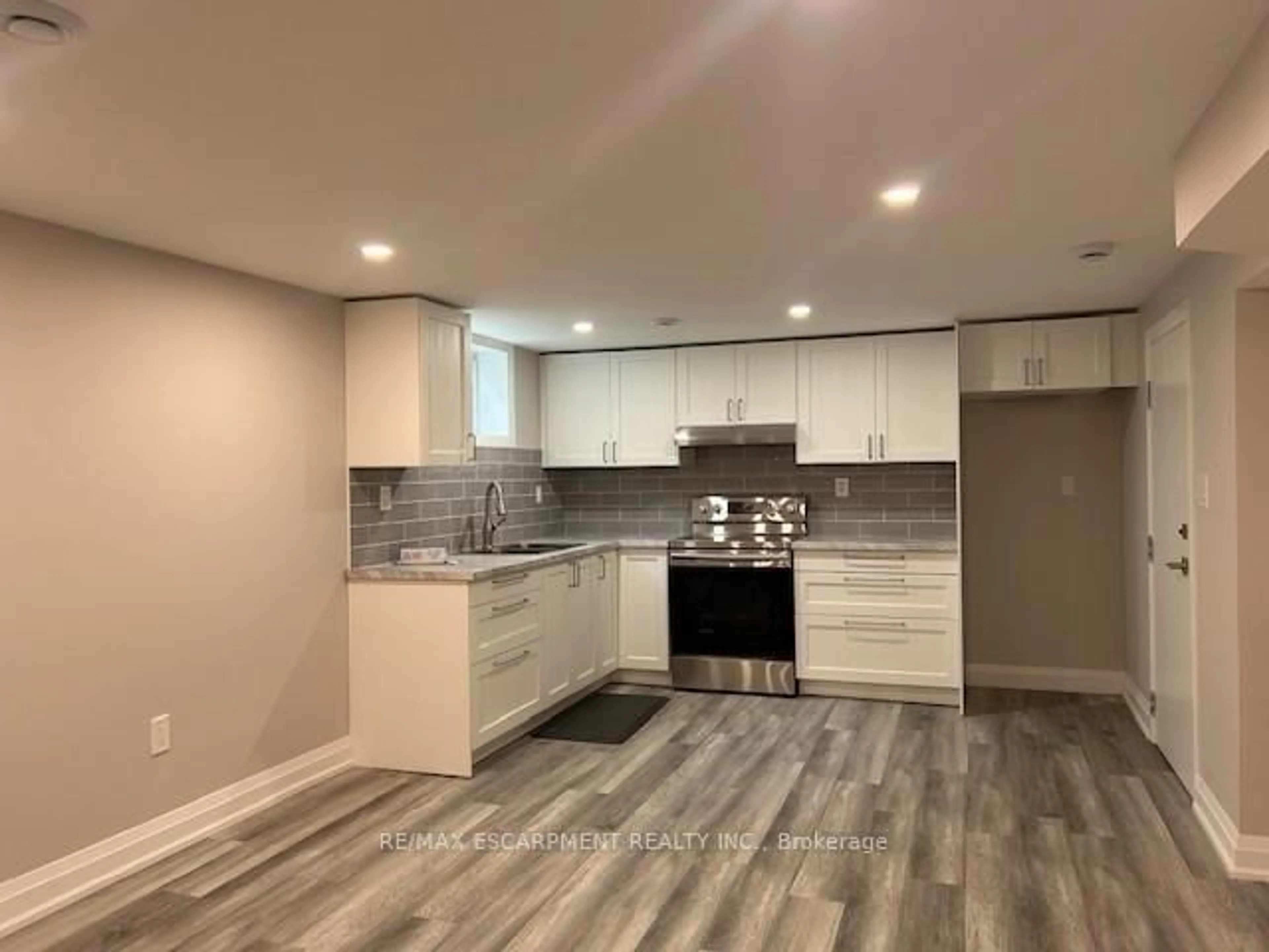 Open concept kitchen, unknown for 699 Ninth Ave, Hamilton Ontario L8T 2A1