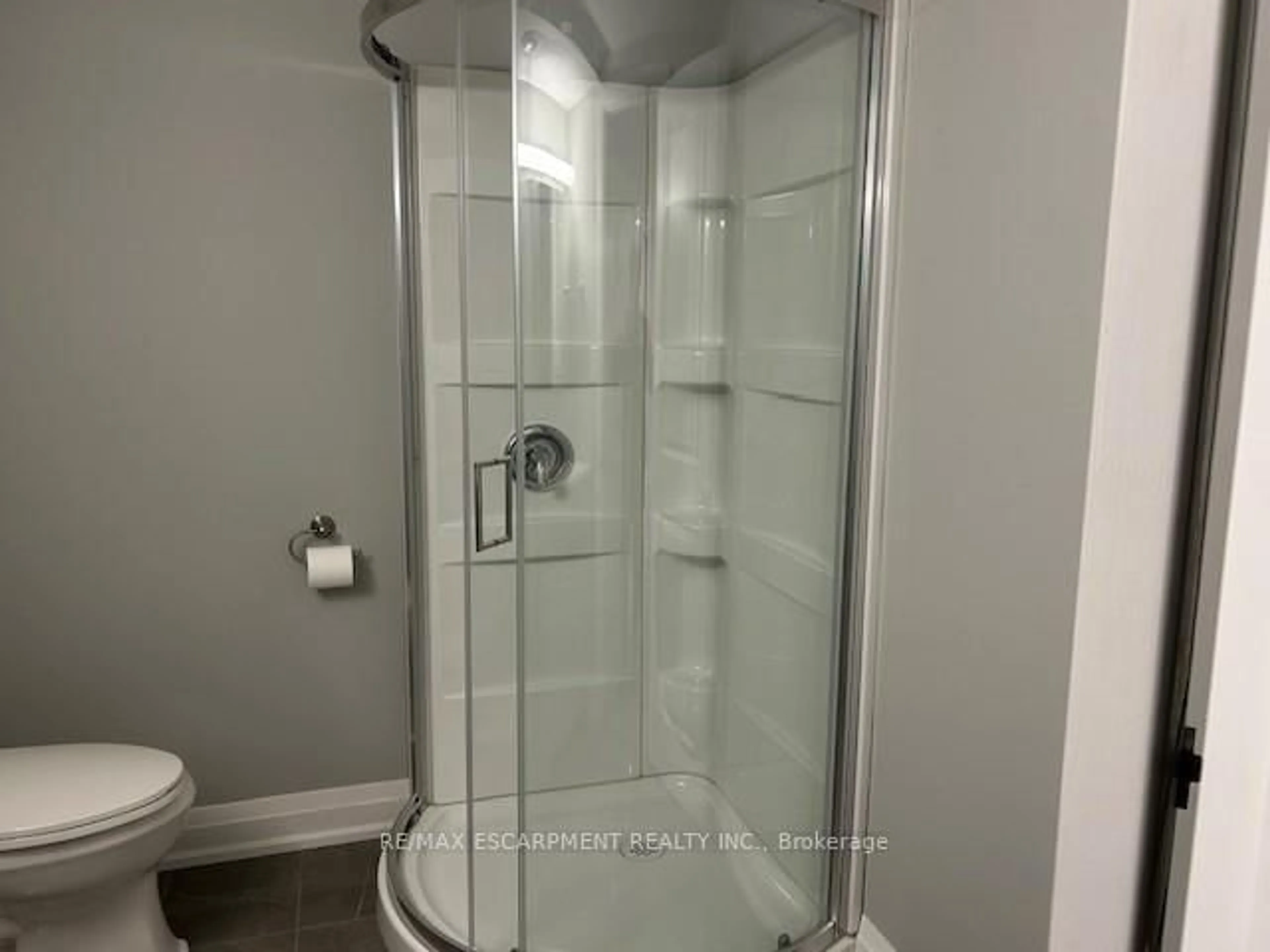 Standard bathroom, ceramic/tile floor for 699 Ninth Ave, Hamilton Ontario L8T 2A1