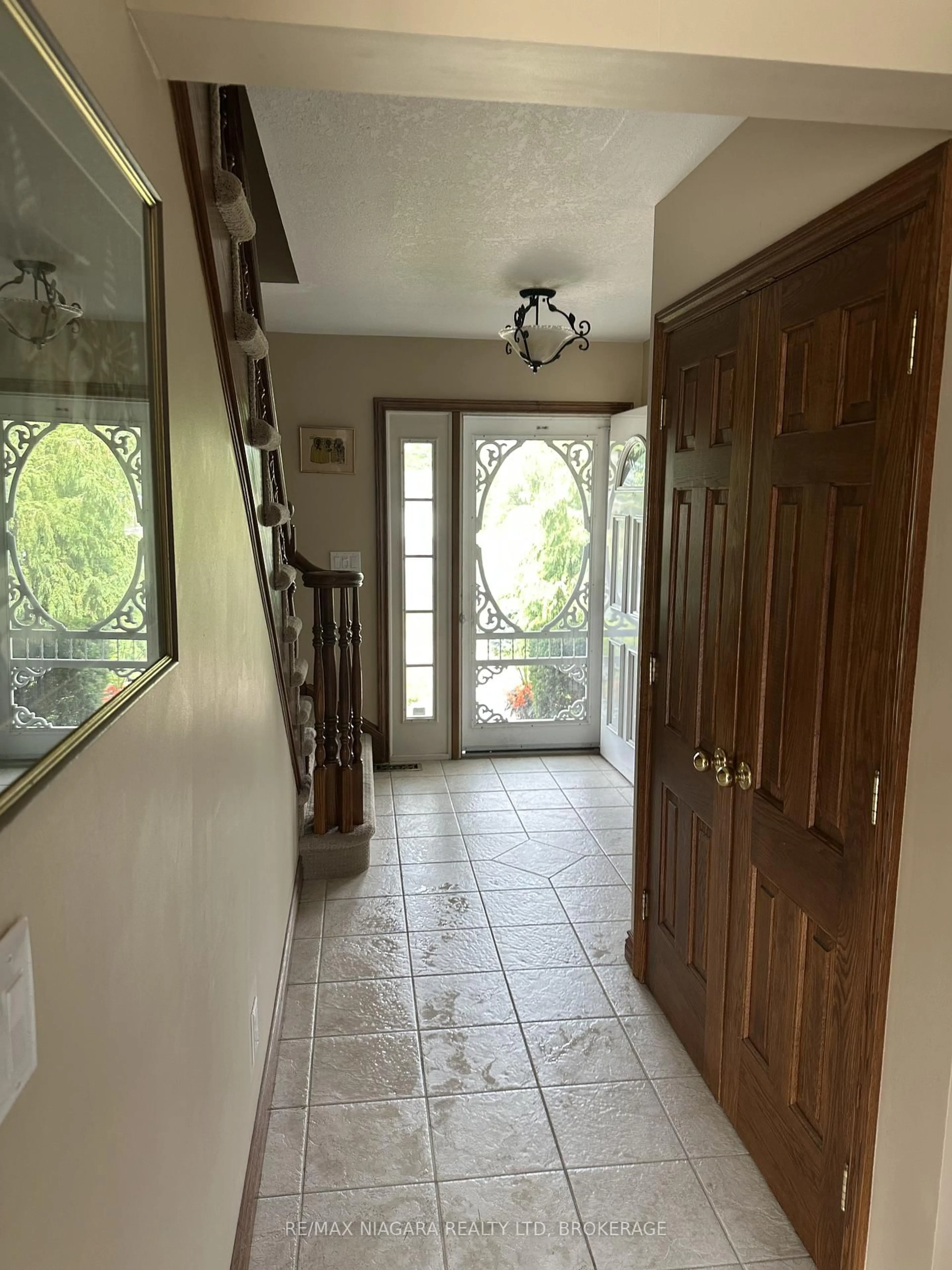 Indoor foyer for 430 Gorham Rd, Fort Erie Ontario L0S 1N0